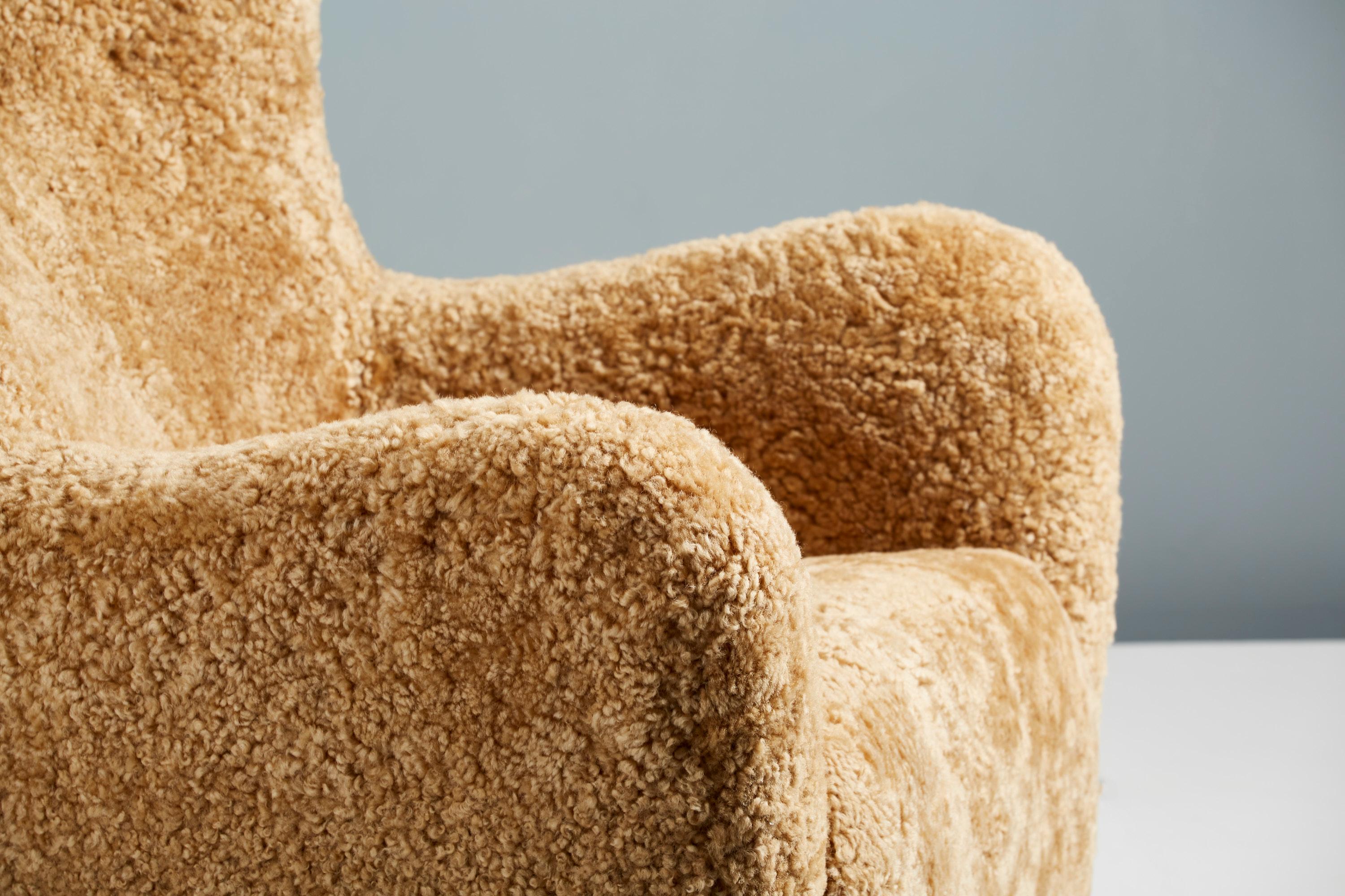 https://a.1stdibscdn.com/pair-of-custom-made-sheepskin-wing-chairs-for-sale-picture-8/f_67442/f_289525721654267834362/DagmarCustom_DD_006_SampoChair_Sheepskin_Maple_23_master.jpg