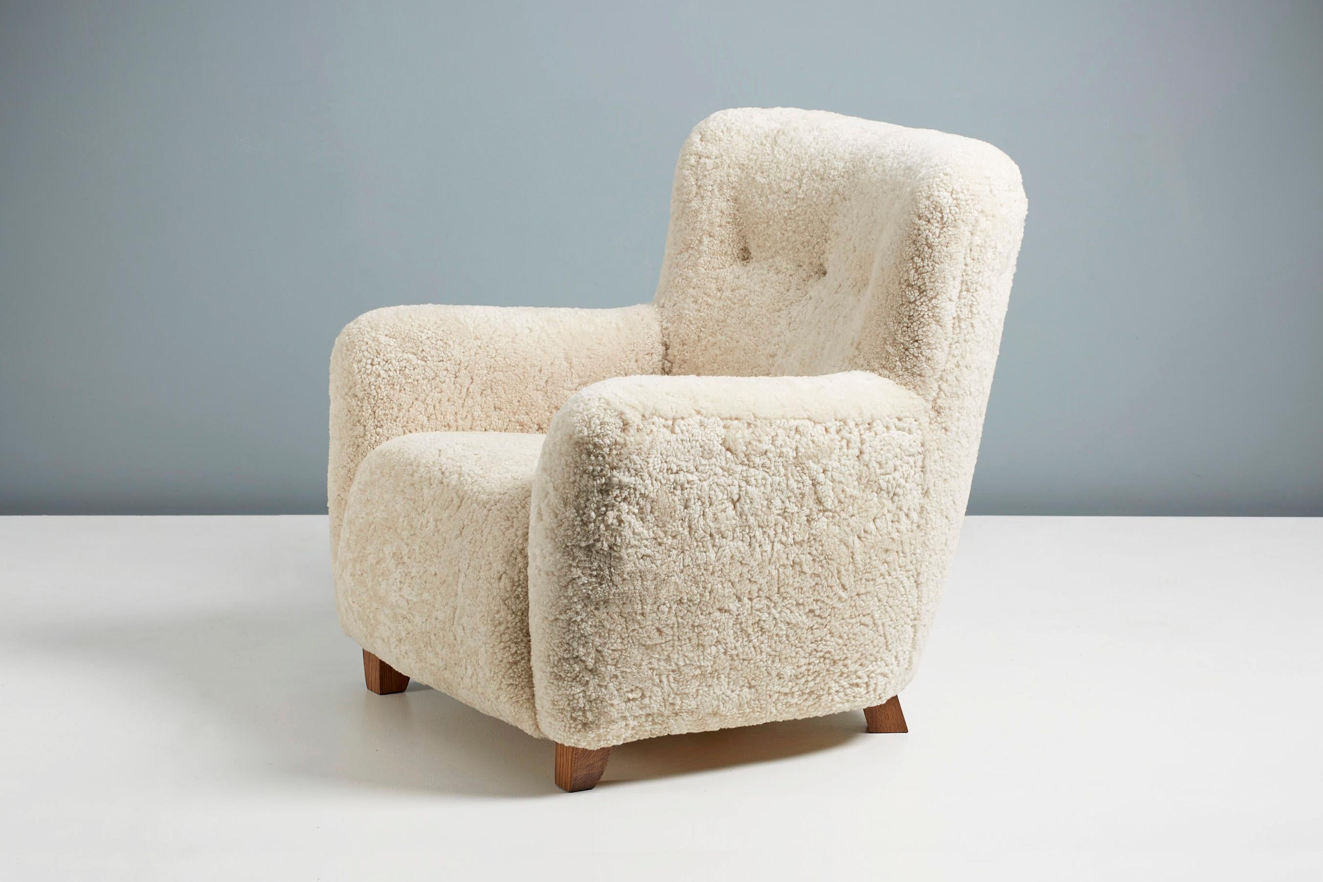 https://a.1stdibscdn.com/pair-of-jens-houmoller-klemmensen-1930s-sheepskin-lounge-chairs-for-sale-picture-3/f_67442/f_286349421652375251208/DagmarDesignJHK_JHK39_ChairCE_Moonlight_FumedOak_01_copy_2_master.jpg