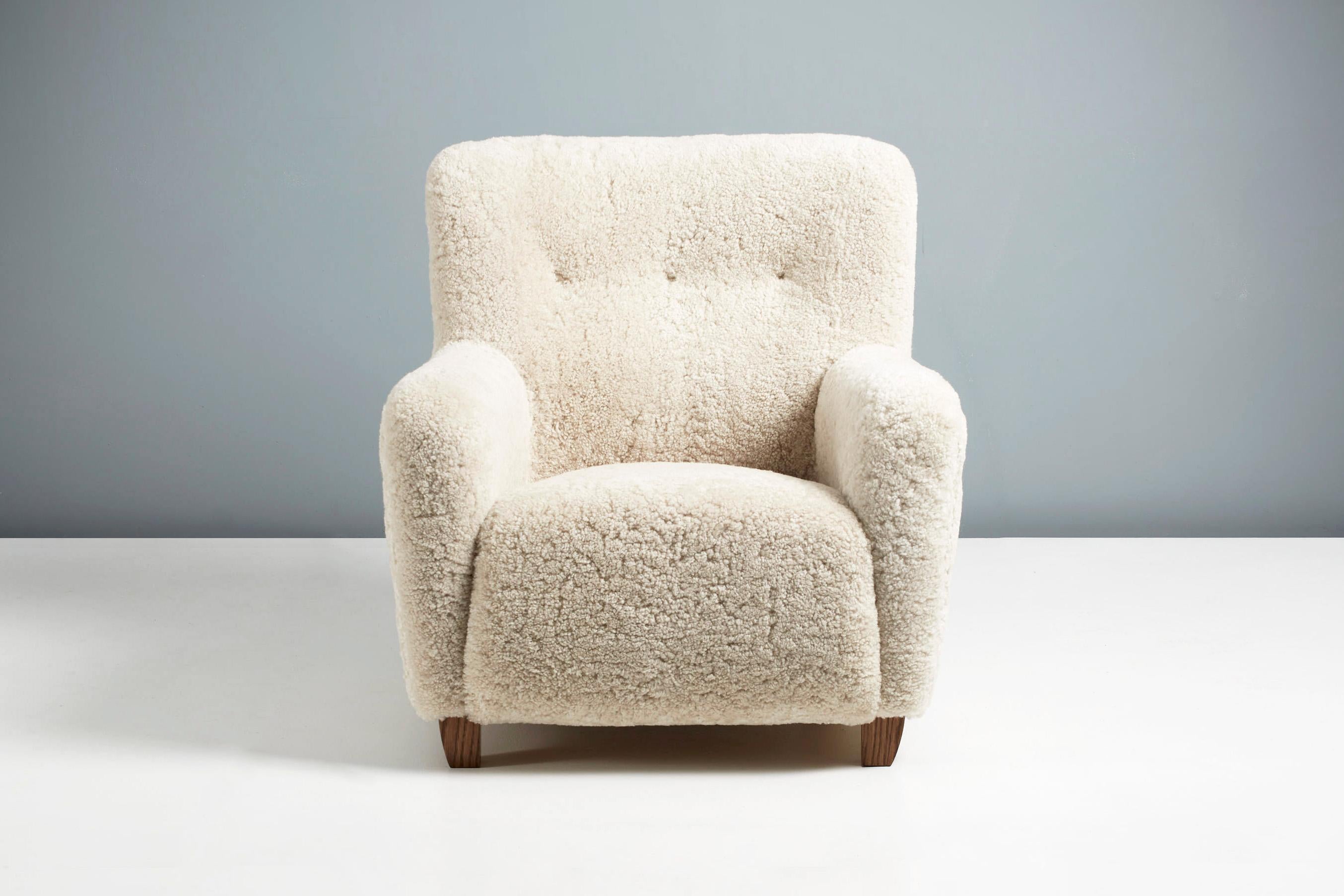https://a.1stdibscdn.com/pair-of-jens-houmoller-klemmensen-1930s-sheepskin-lounge-chairs-for-sale-picture-2/f_67442/f_286349421652375251217/DagmarDesignJHK_JHK39_ChairCE_Moonlight_FumedOak_01_copy_master.jpg