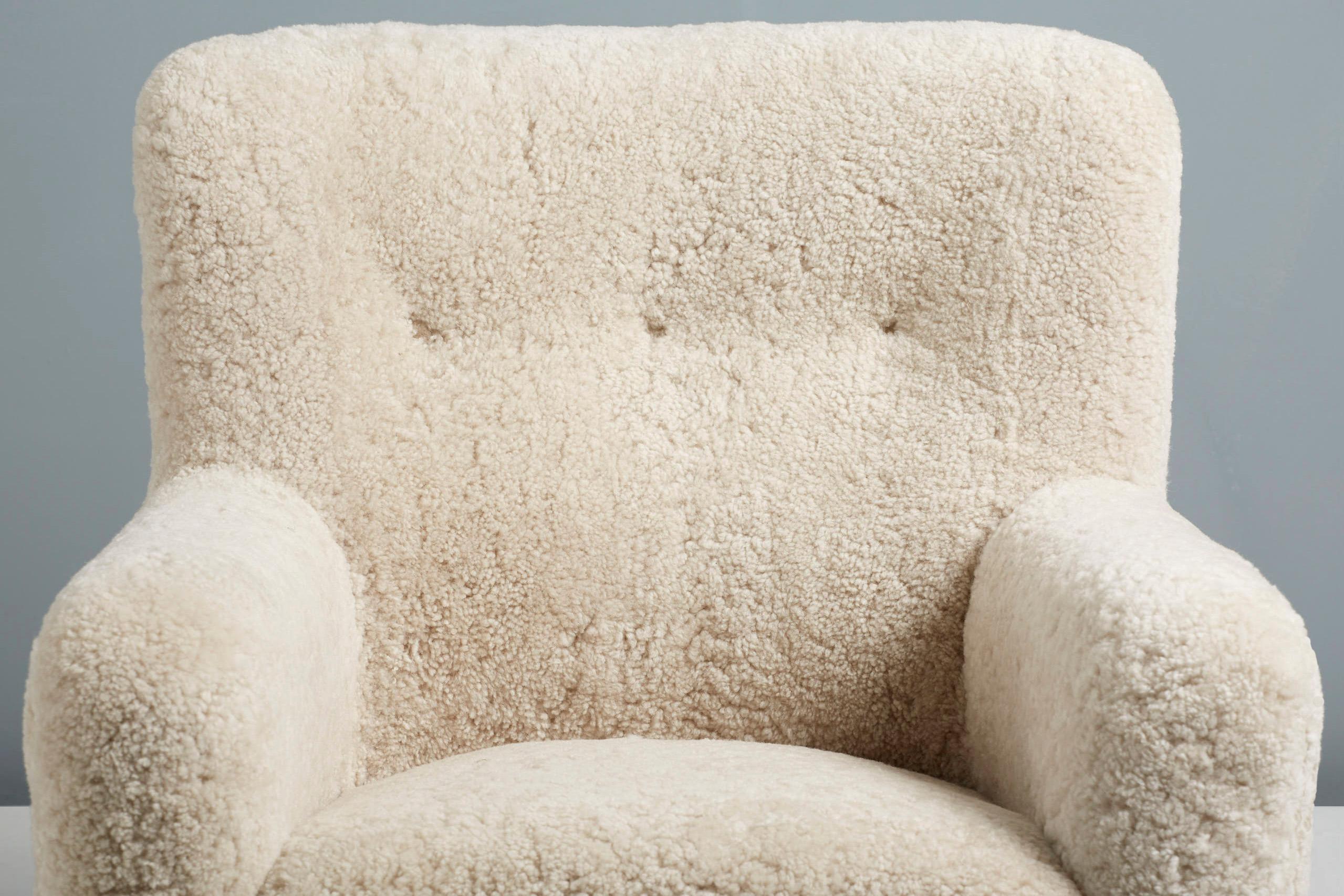 https://a.1stdibscdn.com/pair-of-jens-houmoller-klemmensen-1930s-sheepskin-lounge-chairs-for-sale-picture-4/f_67442/f_286349421652375251496/DagmarDesignJHK_JHK39_ChairCE_Moonlight_FumedOak_02_copy_master.jpg