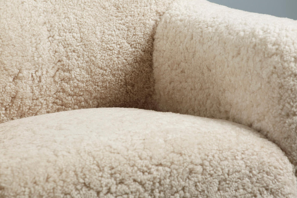 https://a.1stdibscdn.com/pair-of-jens-houmoller-klemmensen-1930s-sheepskin-lounge-chairs-for-sale-picture-9/f_67442/f_286349421652375251505/DagmarDesignJHK_JHK39_ChairCE_Moonlight_FumedOak_03_copy_master.jpg