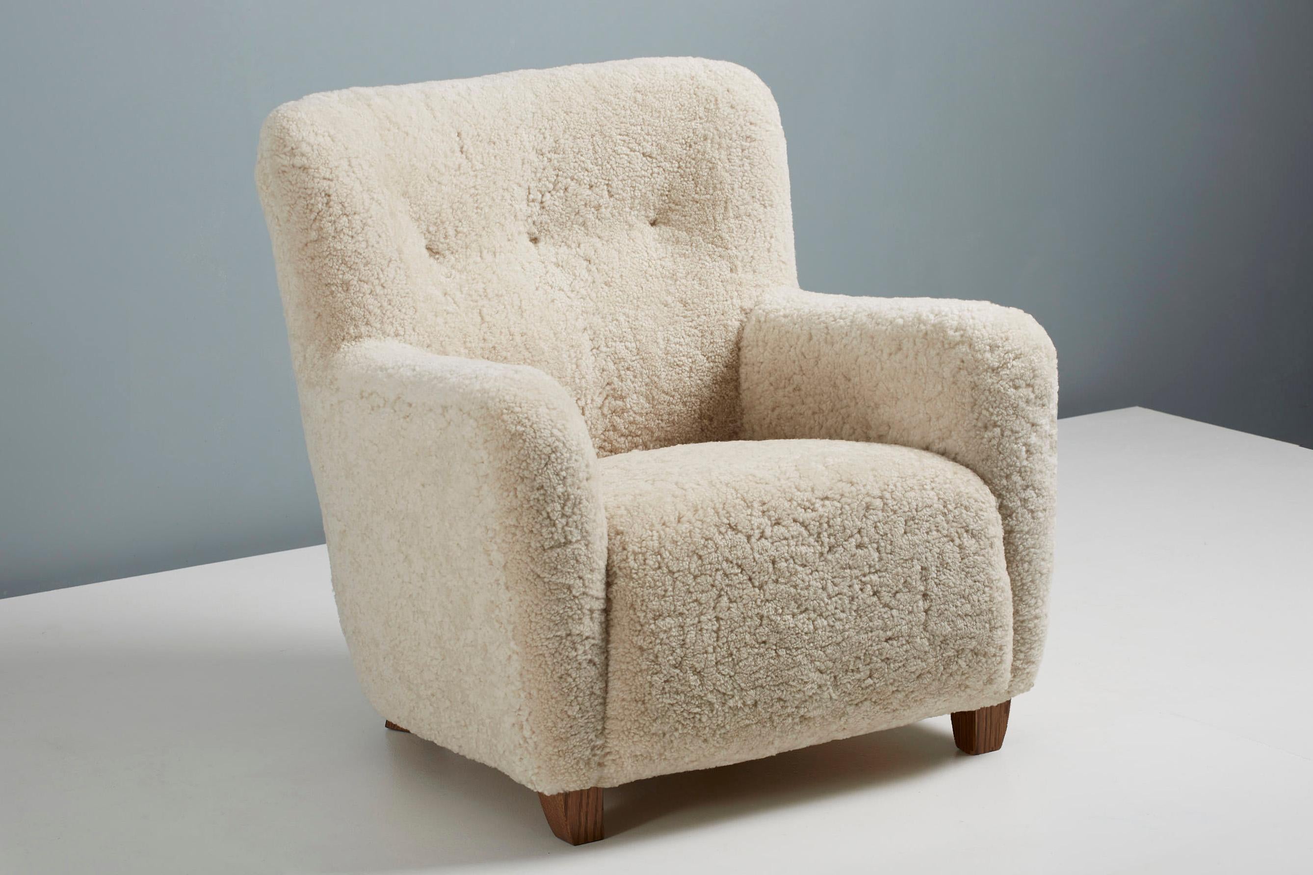 https://a.1stdibscdn.com/pair-of-jens-houmoller-klemmensen-1930s-sheepskin-lounge-chairs-for-sale-picture-5/f_67442/f_286349421652375251451/DagmarDesignJHK_JHK39_ChairCE_Moonlight_FumedOak_04_copy_master.jpg