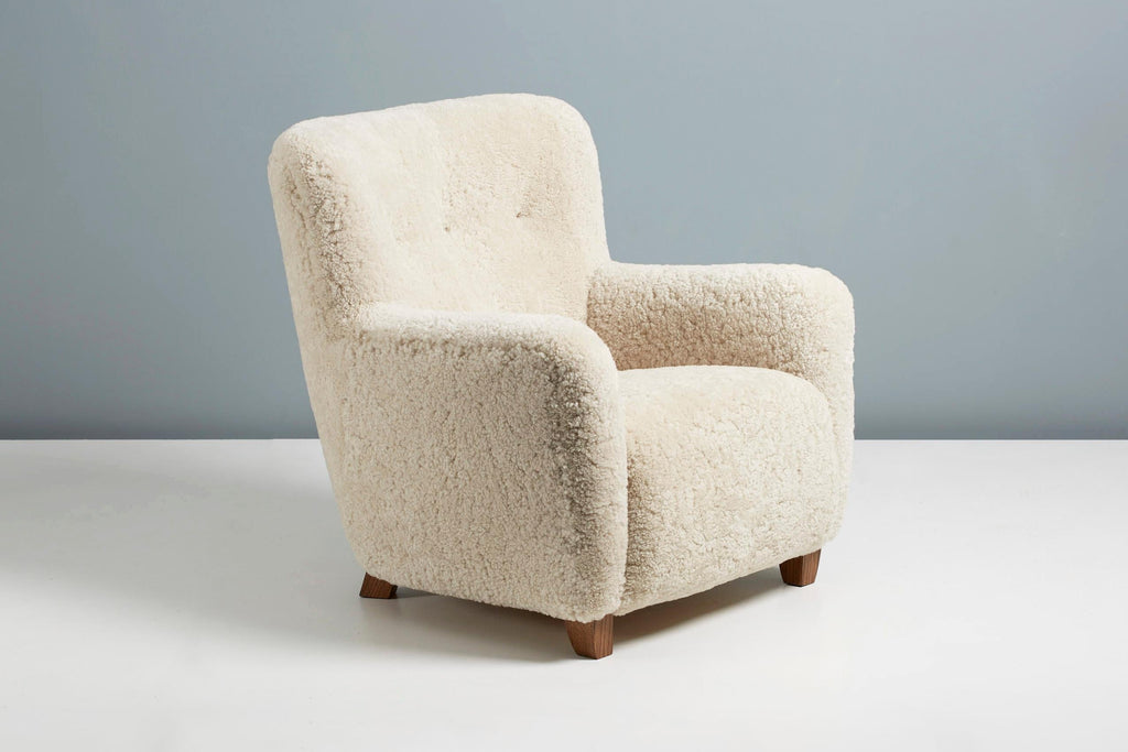 https://a.1stdibscdn.com/pair-of-jens-houmoller-klemmensen-1930s-sheepskin-lounge-chairs-for-sale-picture-6/f_67442/f_286349421652375251146/DagmarDesignJHK_JHK39_ChairCE_Moonlight_FumedOak_05_copy_master.jpg