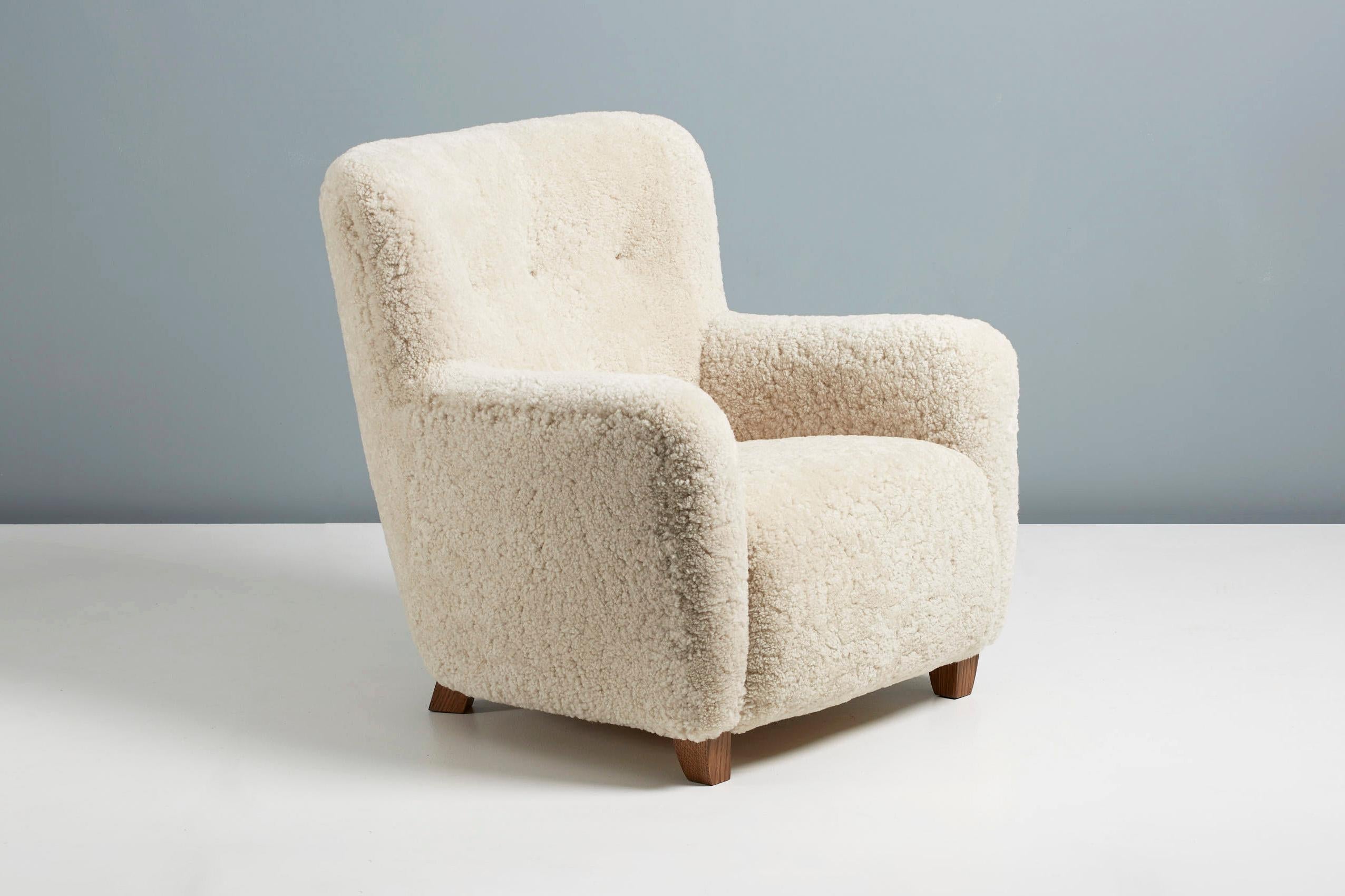 https://a.1stdibscdn.com/pair-of-jens-houmoller-klemmensen-1930s-sheepskin-lounge-chairs-for-sale-picture-6/f_67442/f_286349421652375251146/DagmarDesignJHK_JHK39_ChairCE_Moonlight_FumedOak_05_copy_master.jpg