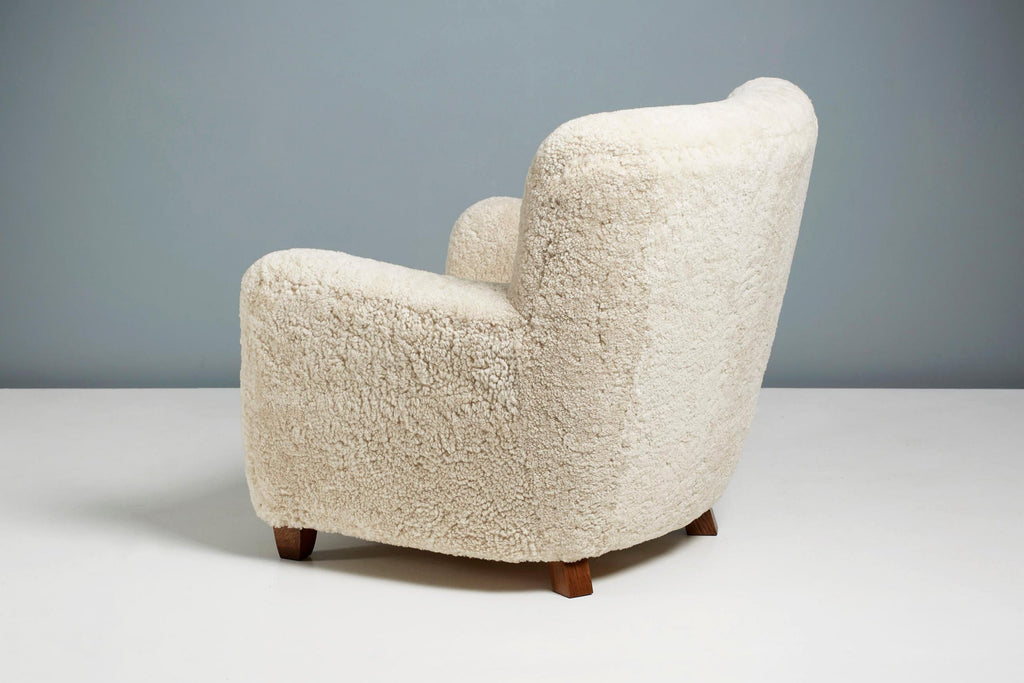 https://a.1stdibscdn.com/pair-of-jens-houmoller-klemmensen-1930s-sheepskin-lounge-chairs-for-sale-picture-8/f_67442/f_286349421652375253402/DagmarDesignJHK_JHK39_ChairCE_Moonlight_FumedOak_16_copy_master.jpg