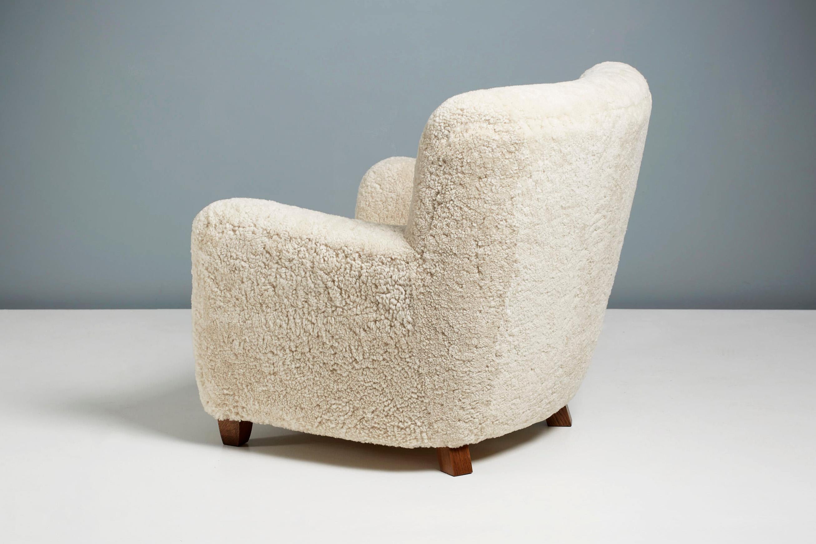 https://a.1stdibscdn.com/pair-of-jens-houmoller-klemmensen-1930s-sheepskin-lounge-chairs-for-sale-picture-8/f_67442/f_286349421652375253402/DagmarDesignJHK_JHK39_ChairCE_Moonlight_FumedOak_16_copy_master.jpg