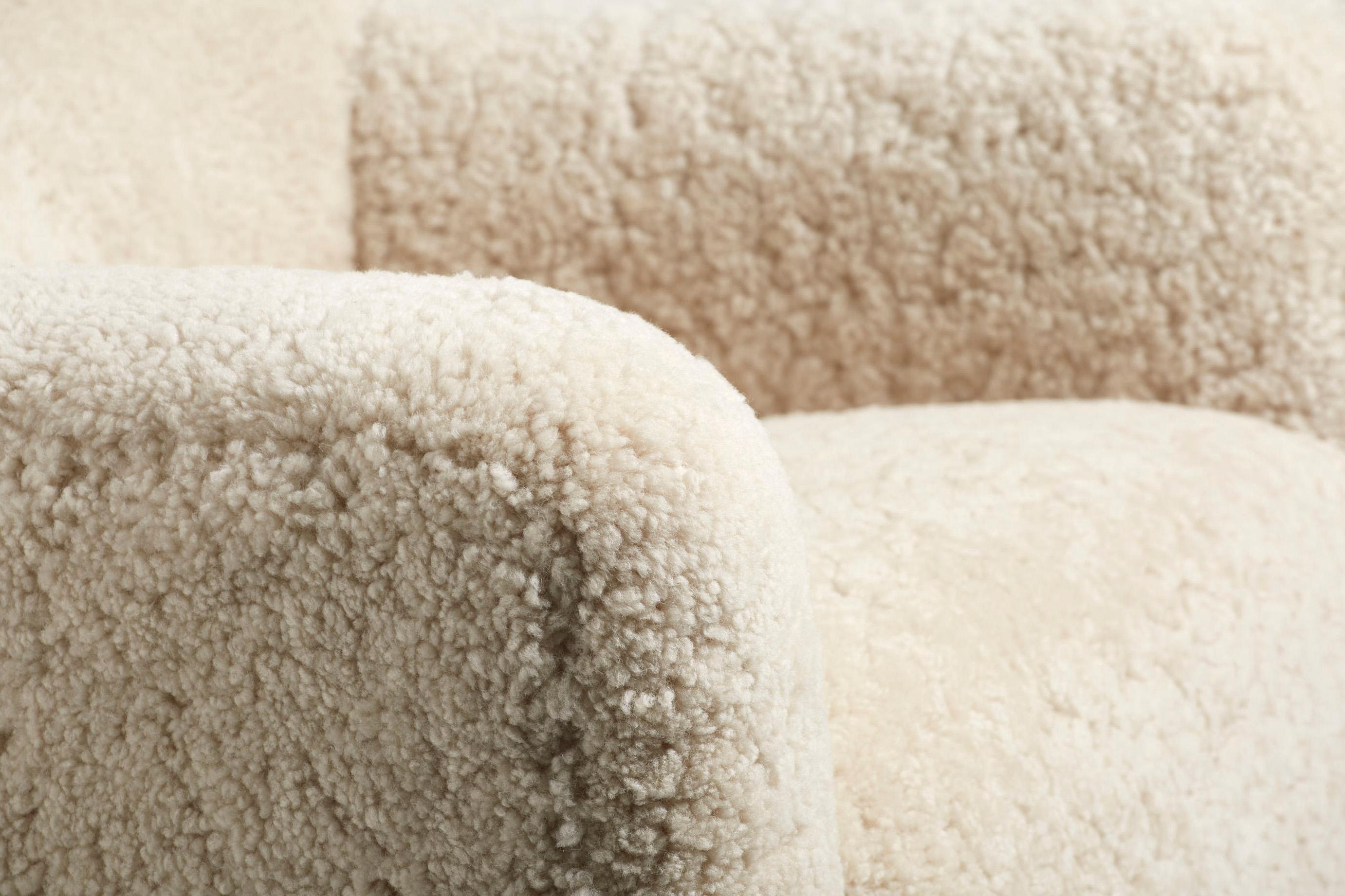 https://a.1stdibscdn.com/pair-of-jens-houmoller-klemmensen-1930s-sheepskin-lounge-chairs-for-sale-picture-7/f_67442/f_286349421652375253497/DagmarDesignJHK_JHK39_ChairCE_Moonlight_FumedOak_23_copy_master.jpg