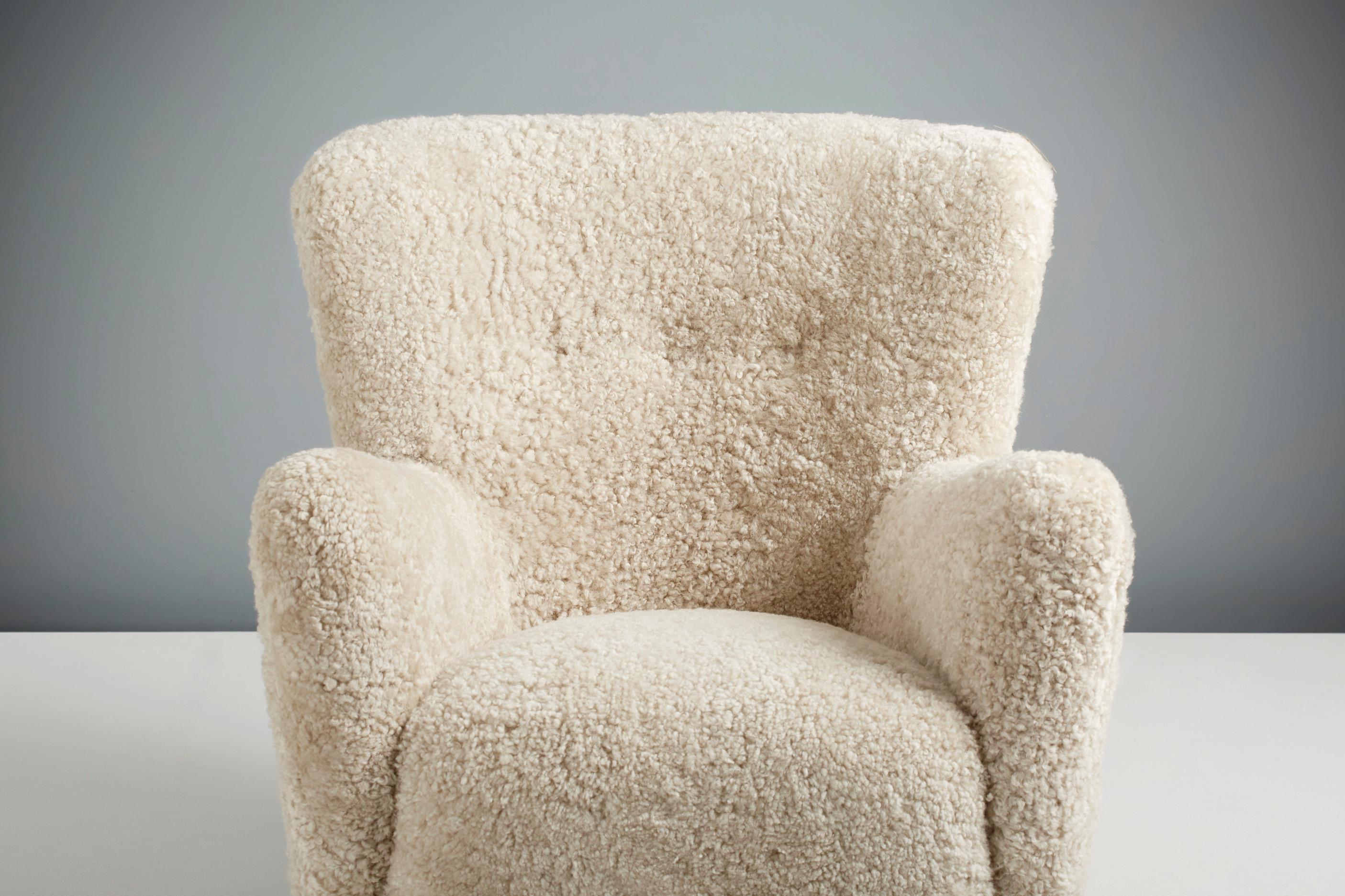 https://a.1stdibscdn.com/custom-made-ryo-sheepskin-lounge-chair-for-sale-picture-3/f_67442/f_289408121654196668854/DagmarDesign_DD_004HHLowChair_Moonlight_Fumed_Oak_05_copy_master.jpg