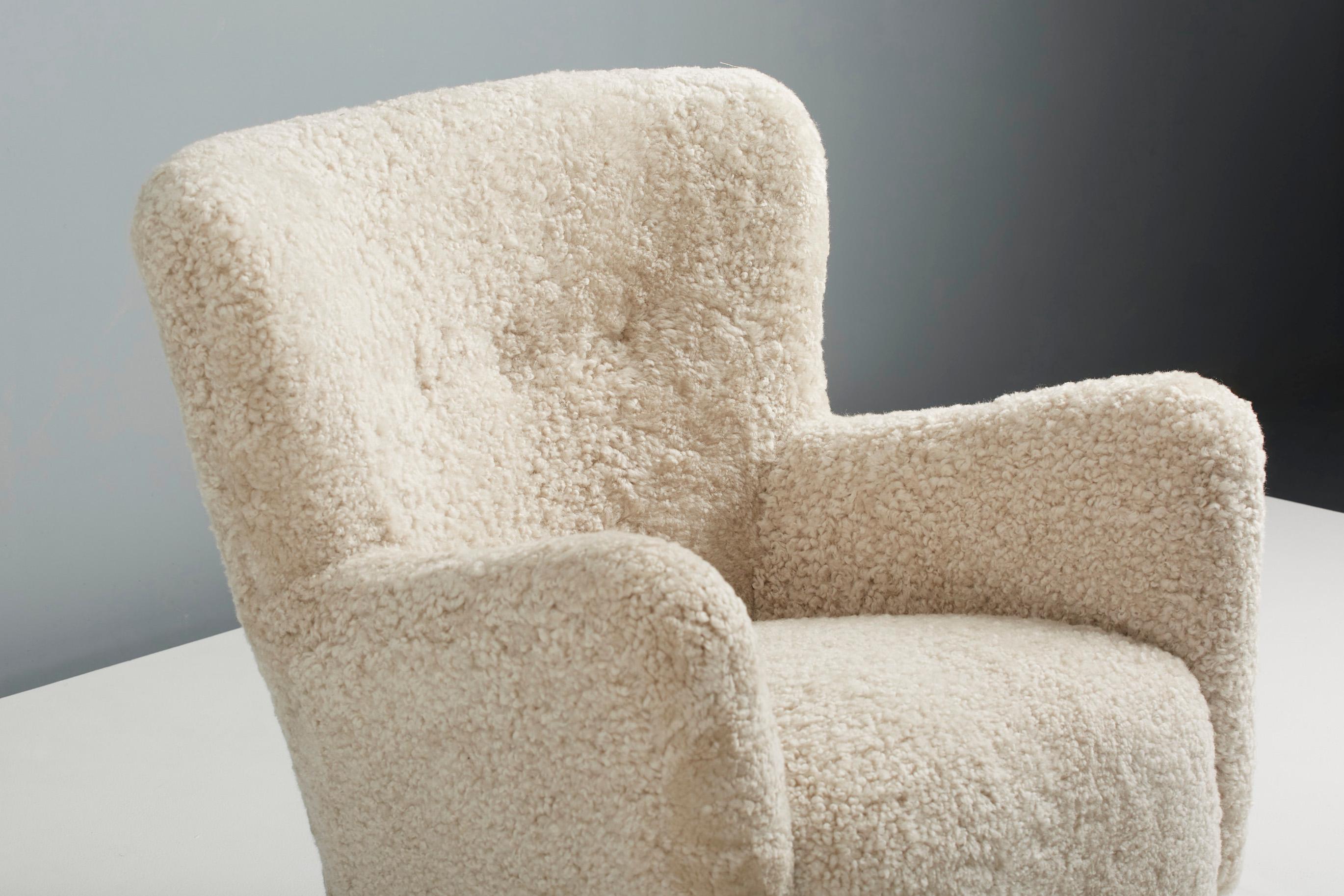 https://a.1stdibscdn.com/custom-made-ryo-sheepskin-lounge-chair-for-sale-picture-5/f_67442/f_289408121654196669978/DagmarDesign_DD_004HHLowChair_Moonlight_Fumed_Oak_06_copy_master.jpg