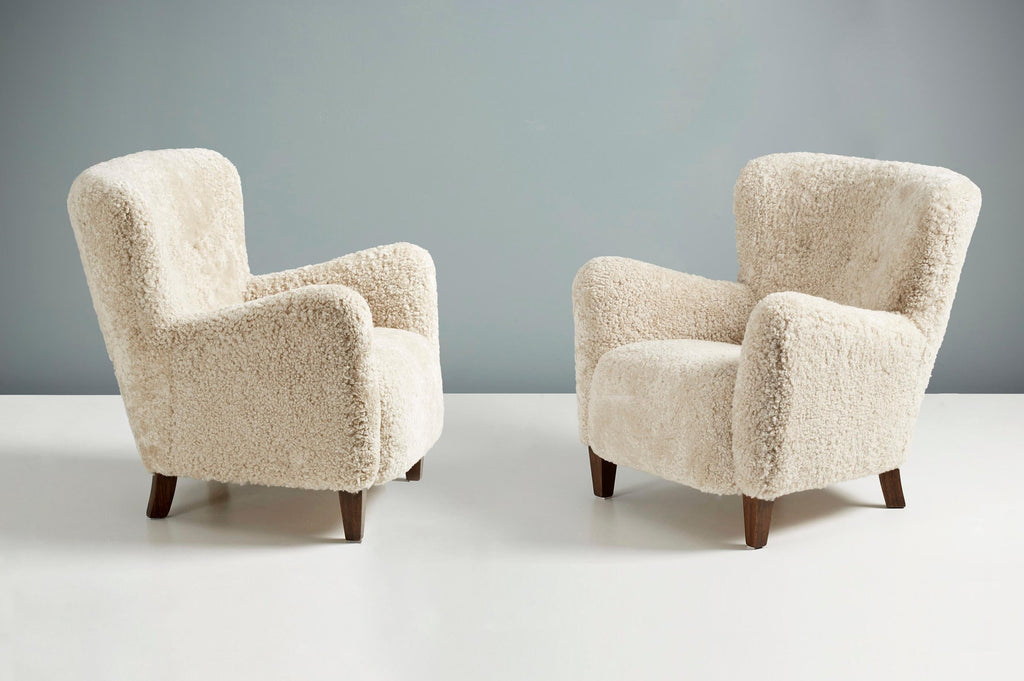 https://a.1stdibscdn.com/pair-of-custom-made-ryo-low-sheepskin-lounge-chairs-for-sale-picture-7/f_67442/f_336750821680776993867/DagmarDesign_DD_004HHLowChair_Moonlight_Fumed_Oak_32_copy_pair_master.jpg