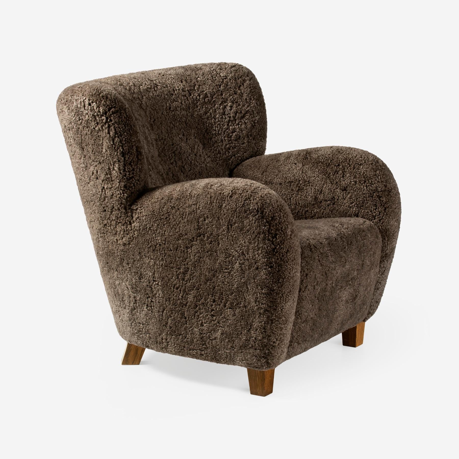 https://a.1stdibscdn.com/pair-of-custom-made-sheepskin-karu-lounge-chairs-for-sale-picture-2/f_67442/f_289369121738077998847/Dagmar_Karu_Chair_SK_Sahara_Fumed_Oak_Angle_1__master.jpg