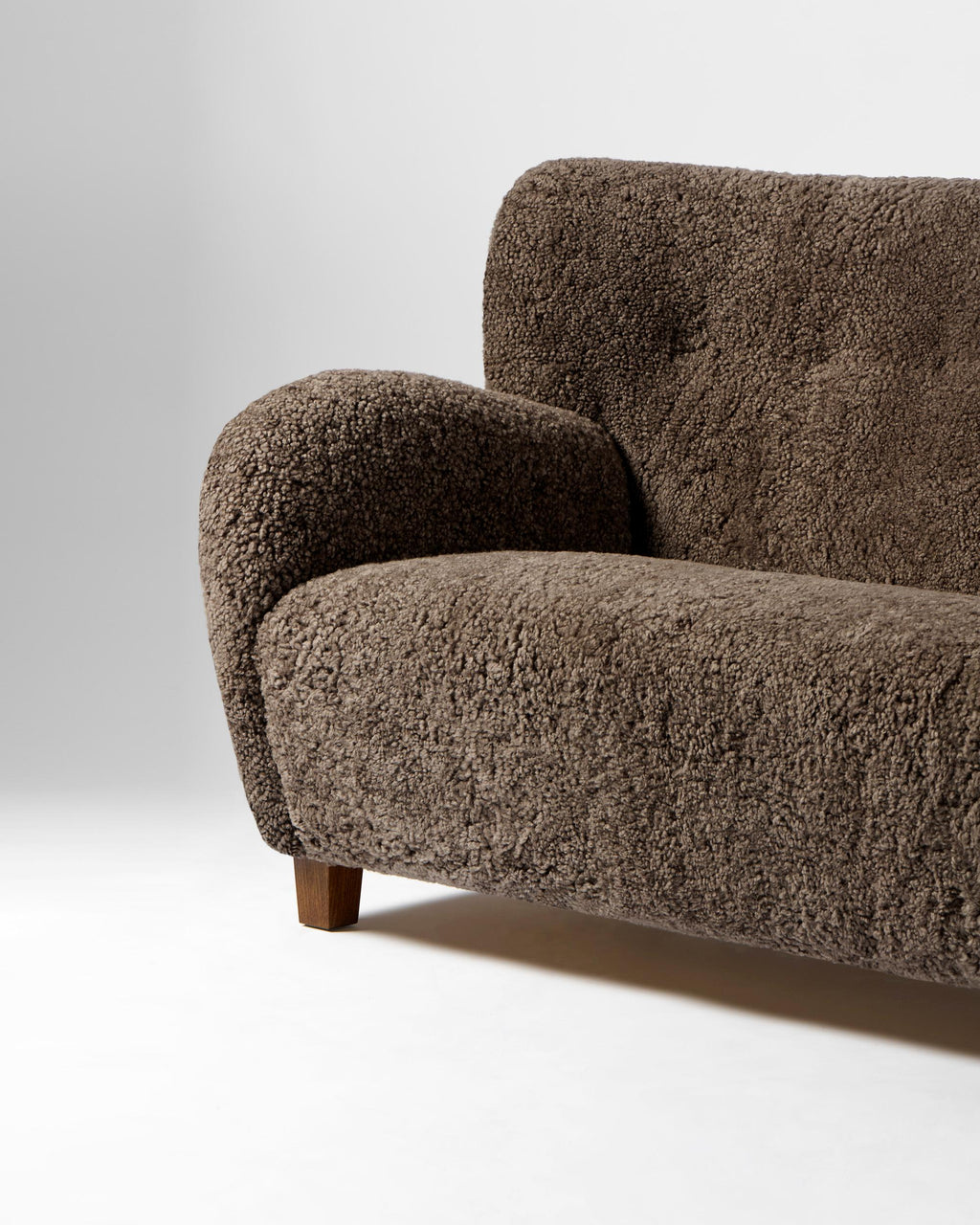 https://a.1stdibscdn.com/custom-made-sheepskin-karu-sofa-by-dagmar-for-sale-picture-5/f_13332/f_449831521747076193297/Dagmar_Karu_Sheepskin_Sofa_Sahara13146_r1_crop_2000x2500px_copy_master.jpg