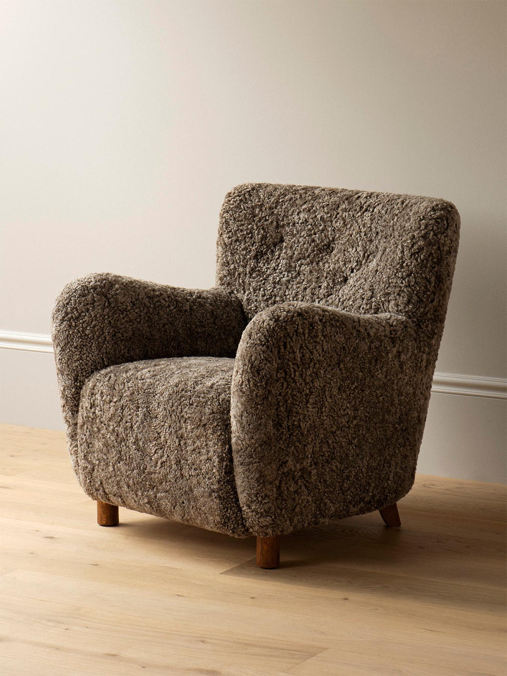 https://a.1stdibscdn.com/pair-of-custom-made-model-54-sheepskin-lounge-chairs-for-sale-picture-2/f_67442/f_289401021731070661617/Dagmar_LS_54_Chair_Sahara_1_master.jpg
