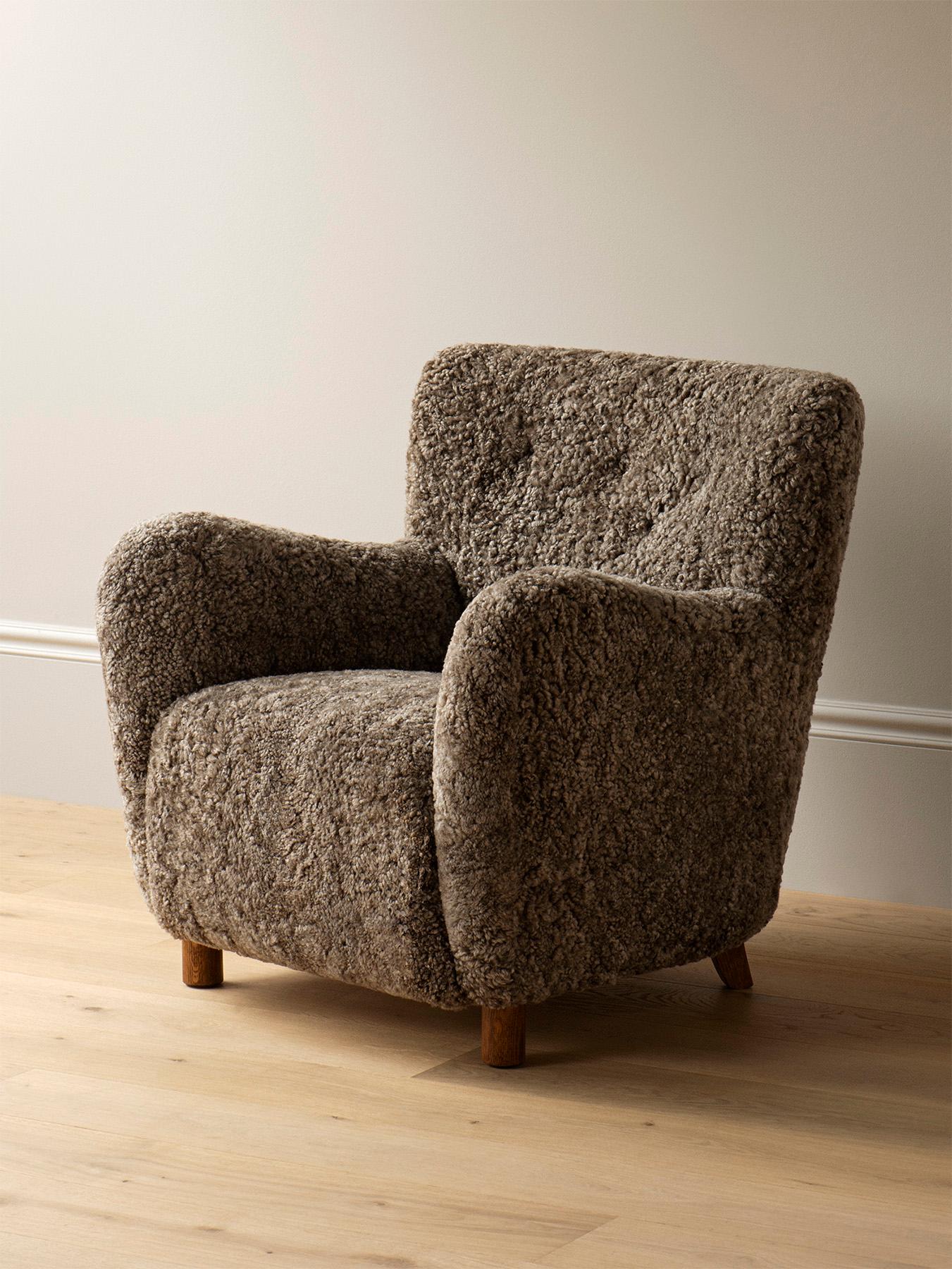https://a.1stdibscdn.com/pair-of-custom-made-model-54-sheepskin-lounge-chairs-for-sale-picture-2/f_67442/f_289401021731070661617/Dagmar_LS_54_Chair_Sahara_1_master.jpg