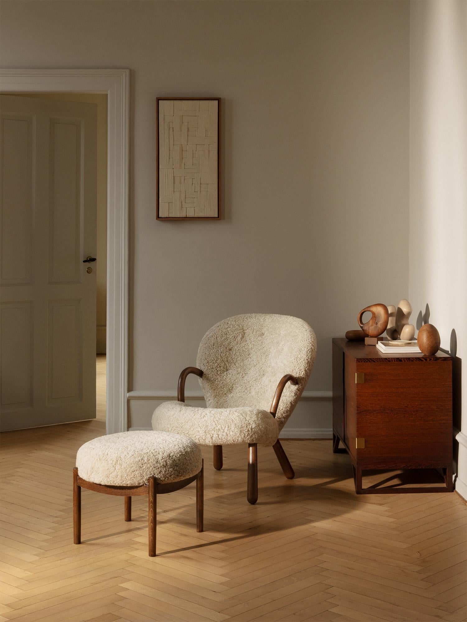 https://a.1stdibscdn.com/re-edition-sheepskin-clam-chairs-by-arnold-madsen-for-sale-picture-20/f_67442/f_286035721731335080275/Dagmar_LS_Clam_Chair_Esko_Moonlight_Fumed_Oak_master.jpg