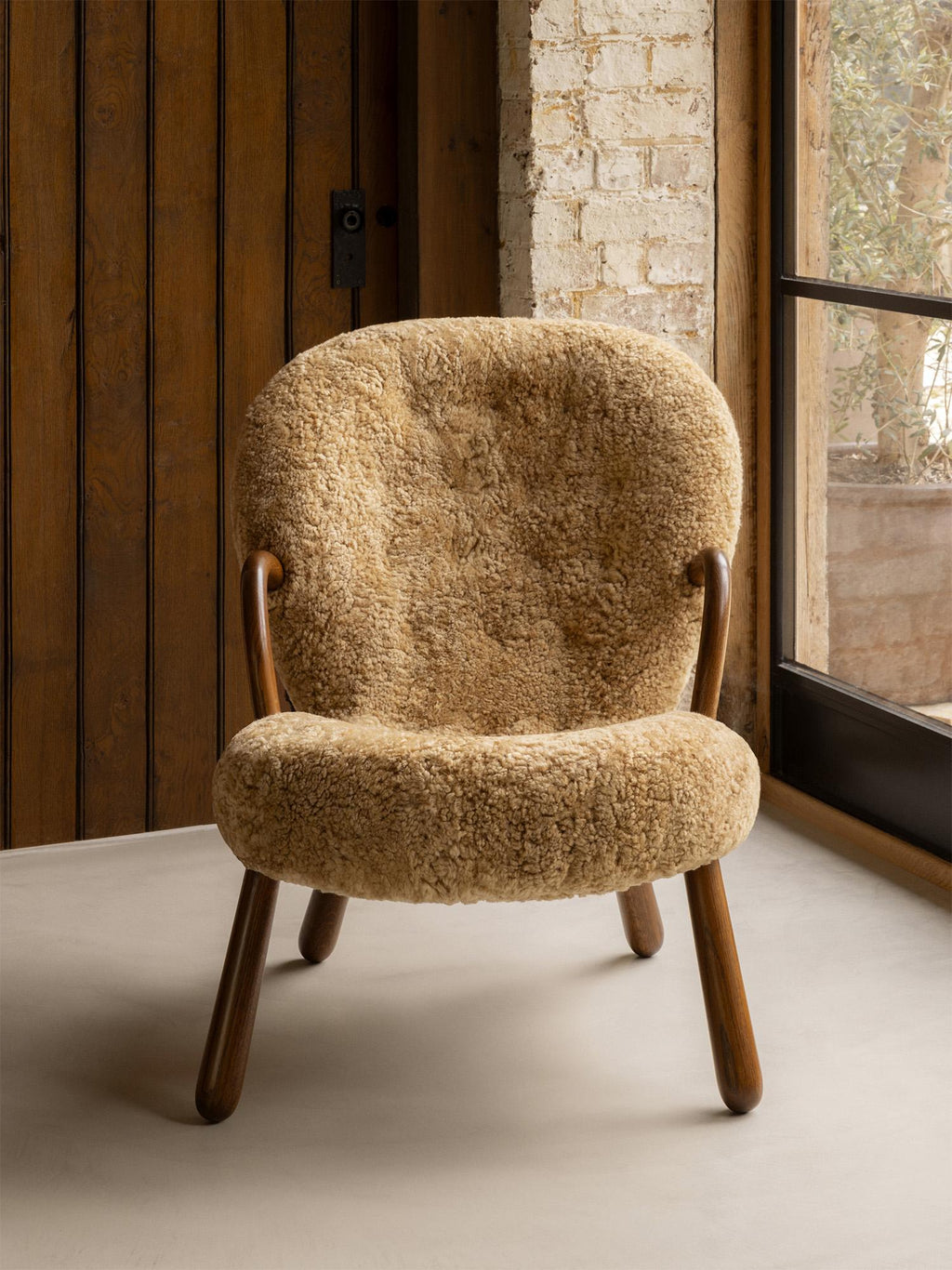 https://a.1stdibscdn.com/arnold-madsen-sheepskin-clam-chair-stool-for-sale-picture-5/f_13332/f_425325221732923999083/Dagmar_LS_Clam_Chair_Maple_Fumed_Oak_1__master.jpg