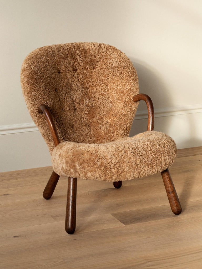 https://a.1stdibscdn.com/re-edition-sheepskin-clam-chairs-by-arnold-madsen-for-sale-picture-20/f_67442/f_288879921731328774104/Dagmar_LS_Clam_Chair_Maple_Fumed_Oak_1_master.jpg?width=768