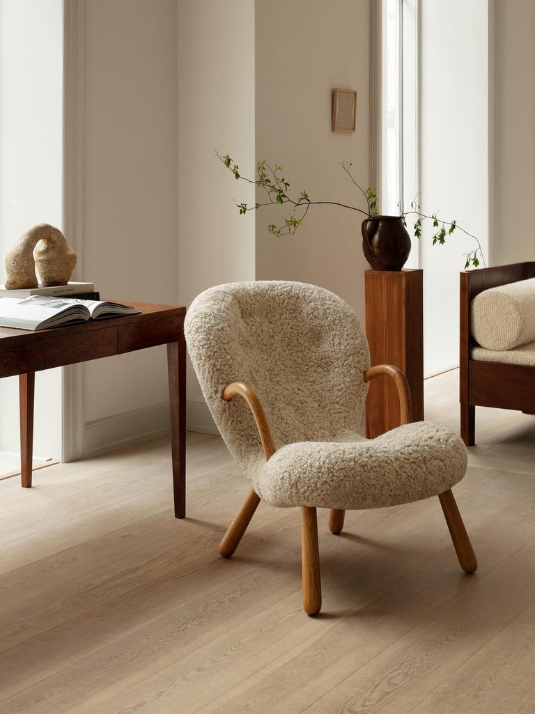 https://a.1stdibscdn.com/re-edition-sheepskin-clam-chair-by-arnold-madsen-for-sale-picture-3/f_67442/f_290597221730979924598/Dagmar_LS_Clam_Chair_Moonlight_Oiled_Oak_6_master.jpg?width=768