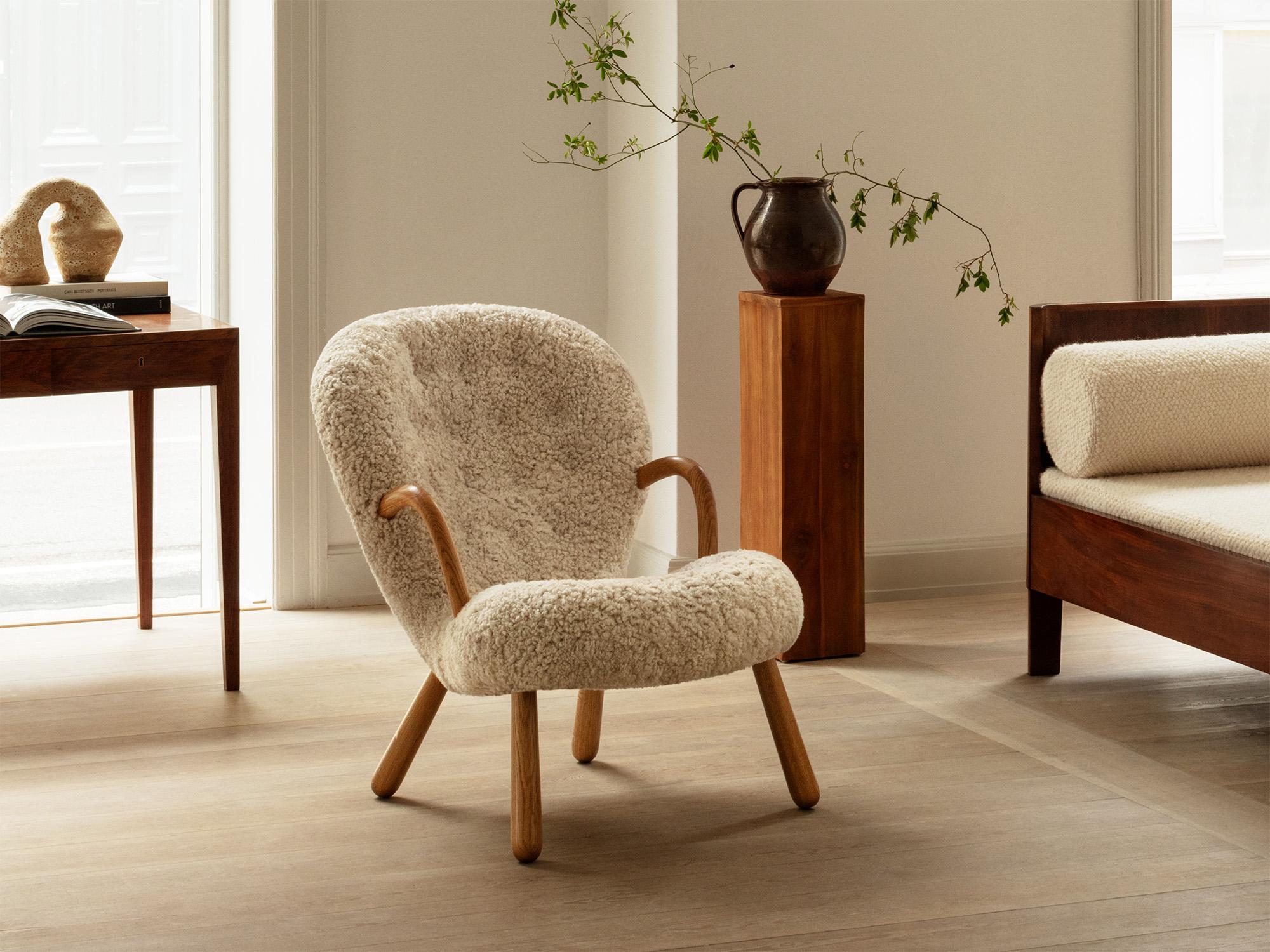 https://a.1stdibscdn.com/arnold-madsen-sheepskin-clam-chair-new-edition-for-sale-picture-3/f_13332/f_406689721721213727465/Dagmar_LS_Clam_Chair_Moonlight_Oiled_Oak_7_master.jpg