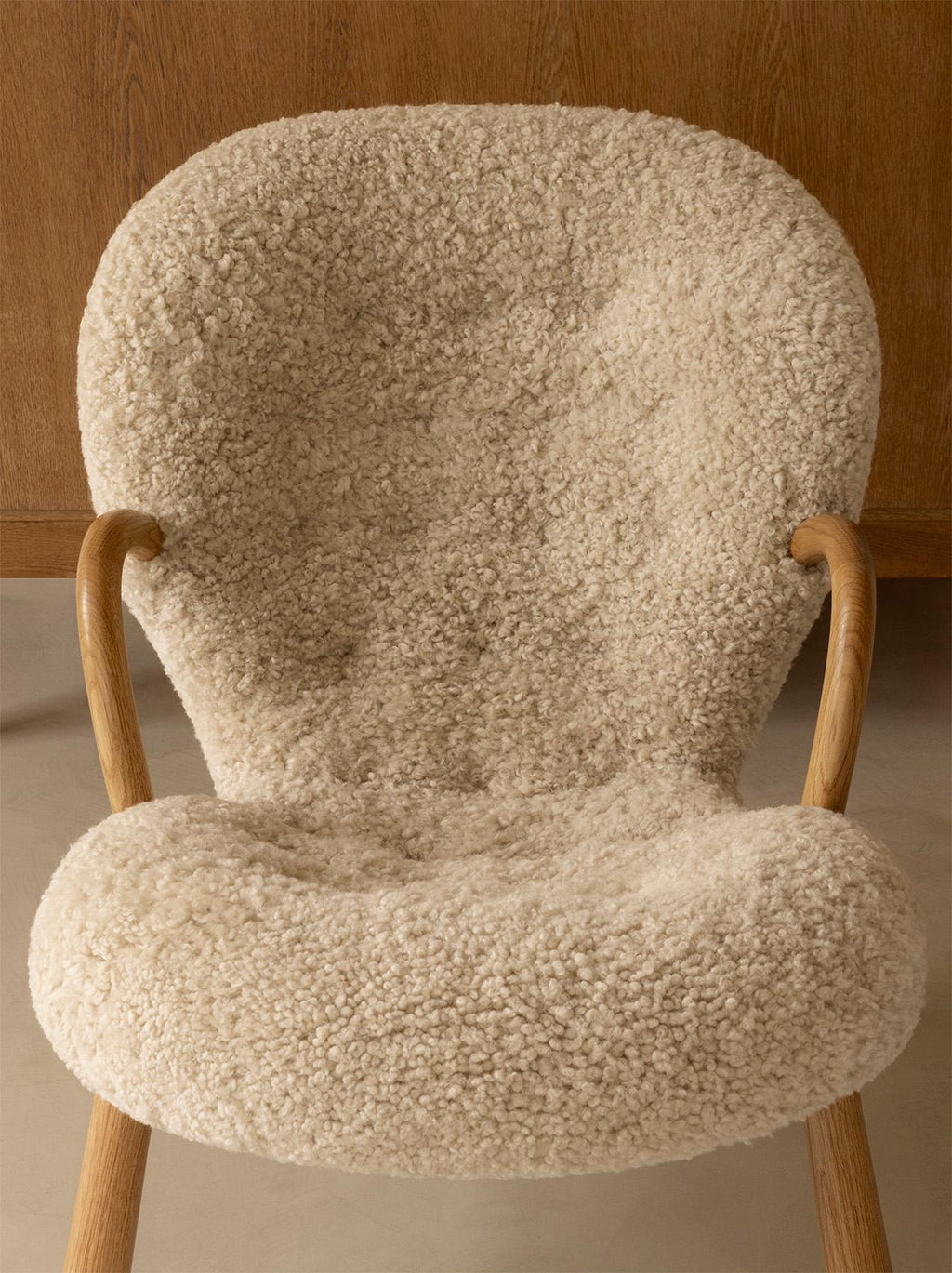 https://a.1stdibscdn.com/arnold-madsen-sheepskin-clam-stool-for-sale-picture-10/f_13332/f_427735021734354734031/Dagmar_LS_Clam_Chair_Moonlight_Oiled_Oak_master.jpg