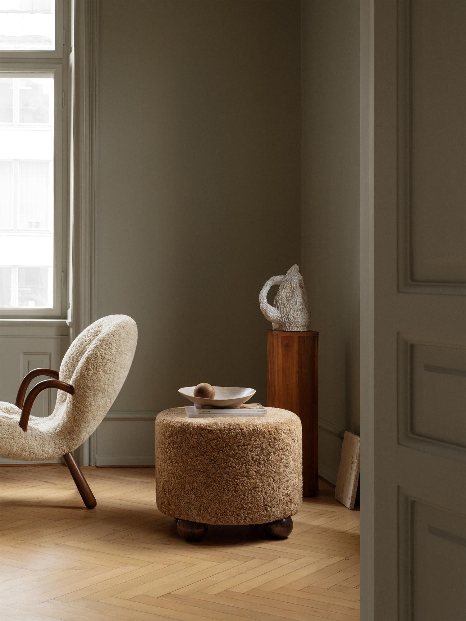 https://a.1stdibscdn.com/arnold-madsen-sheepskin-clam-chair-stool-for-sale-picture-4/f_13332/f_413826121725795214470/Dagmar_LS_Clam_Chair_Moonlight_Walnut_2_1__master.jpg