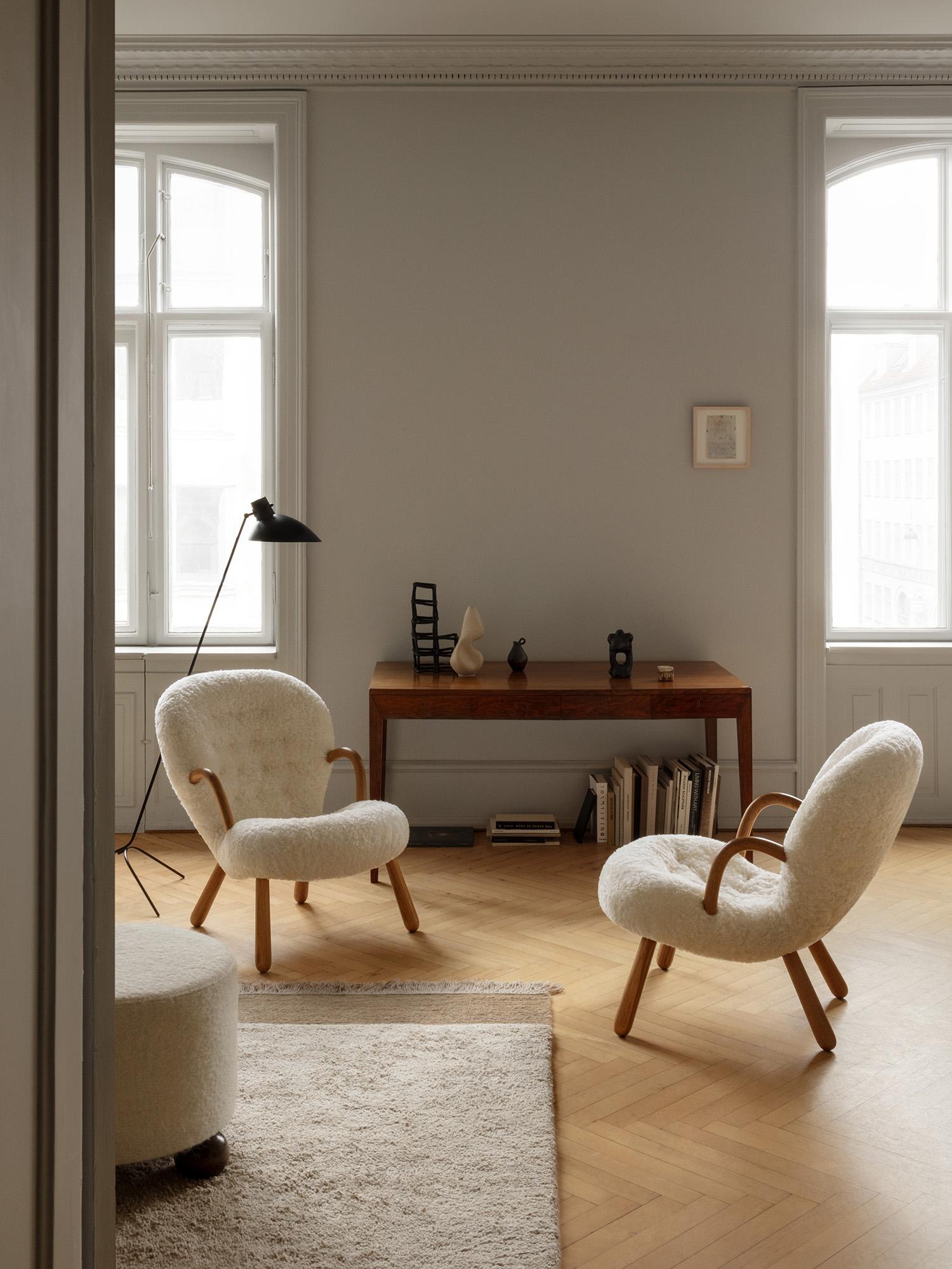 https://a.1stdibscdn.com/the-clam-chair-in-sheepskin-by-arnold-madsen-new-edition-for-sale-picture-10/f_13332/f_370817421723628221103/Dagmar_LS_Clam_Chair_Off_White_Oiled_Oak_master.jpg