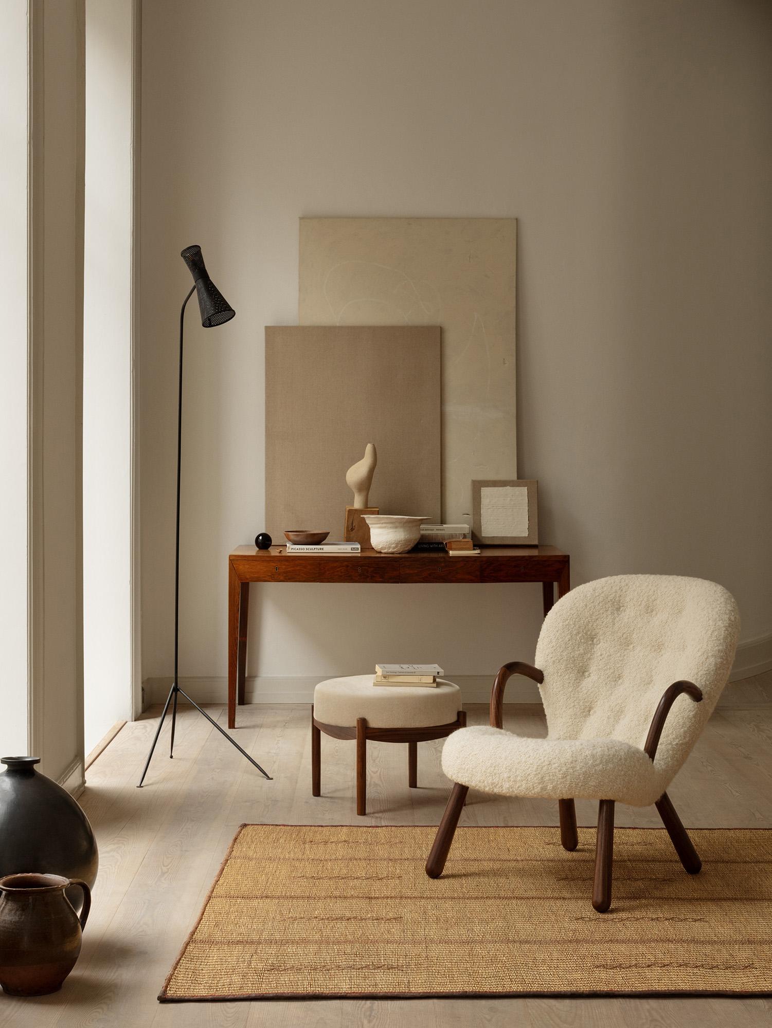 https://a.1stdibscdn.com/clam-chairs-by-arnold-madsen-in-boucle-fabric-new-edition-for-sale-picture-7/f_13332/f_291079421723634949462/Dagmar_LS_Clam_Chair_Opio_Naturel_Walnut_master.jpg
