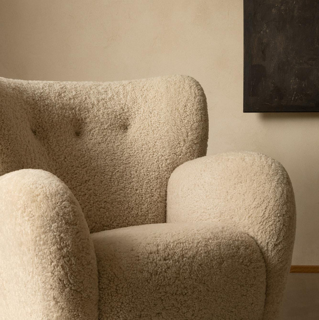 https://a.1stdibscdn.com/pair-of-custom-made-sheepskin-karu-lounge-chairs-for-sale-picture-4/f_67442/f_289367621731328241313/Dagmar_LS_Karu_Moonlight_Detail_Sq_master.jpg