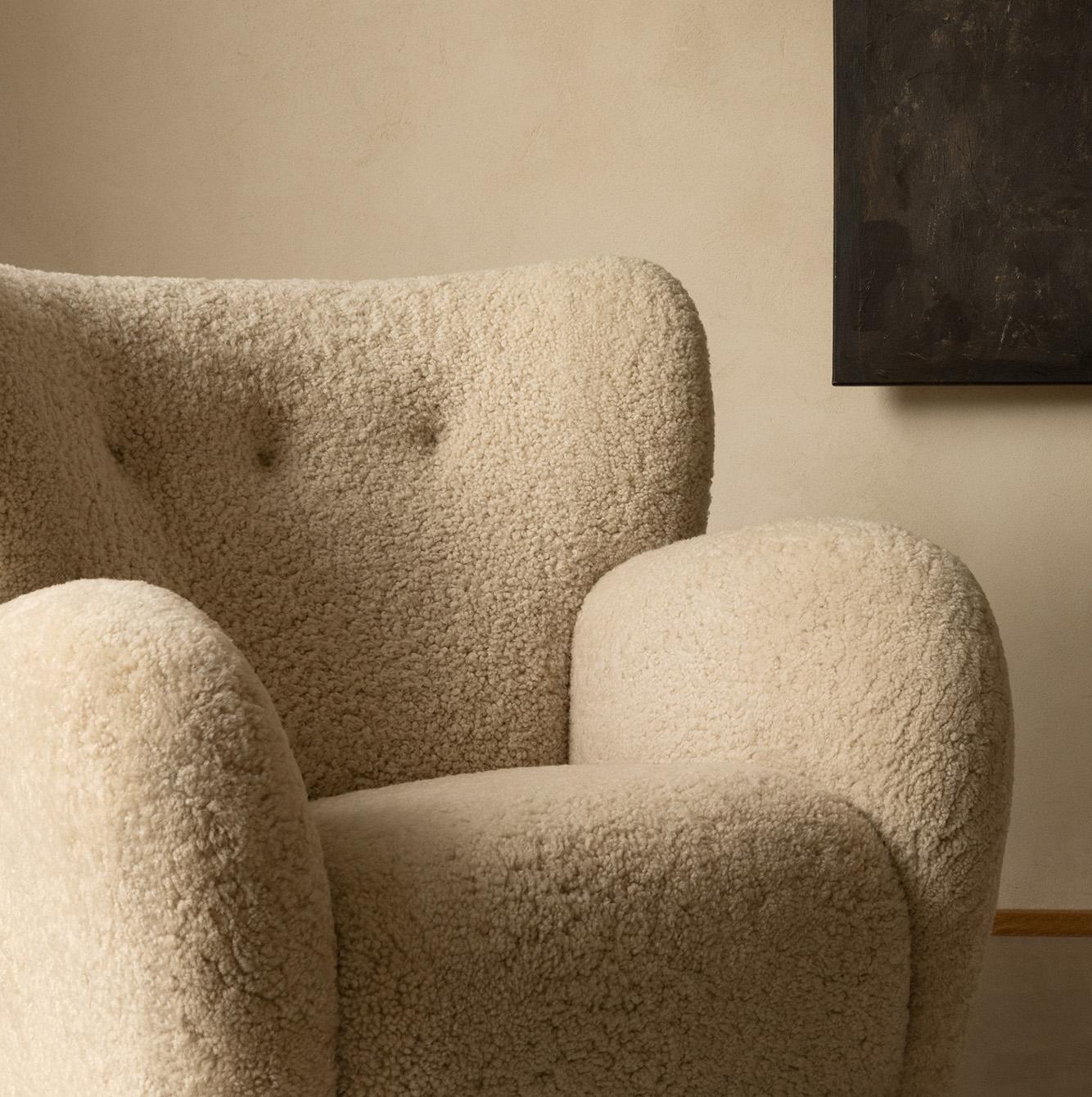 https://a.1stdibscdn.com/pair-of-custom-made-sheepskin-karu-lounge-chairs-for-sale-picture-4/f_67442/f_289367621731328241313/Dagmar_LS_Karu_Moonlight_Detail_Sq_master.jpg