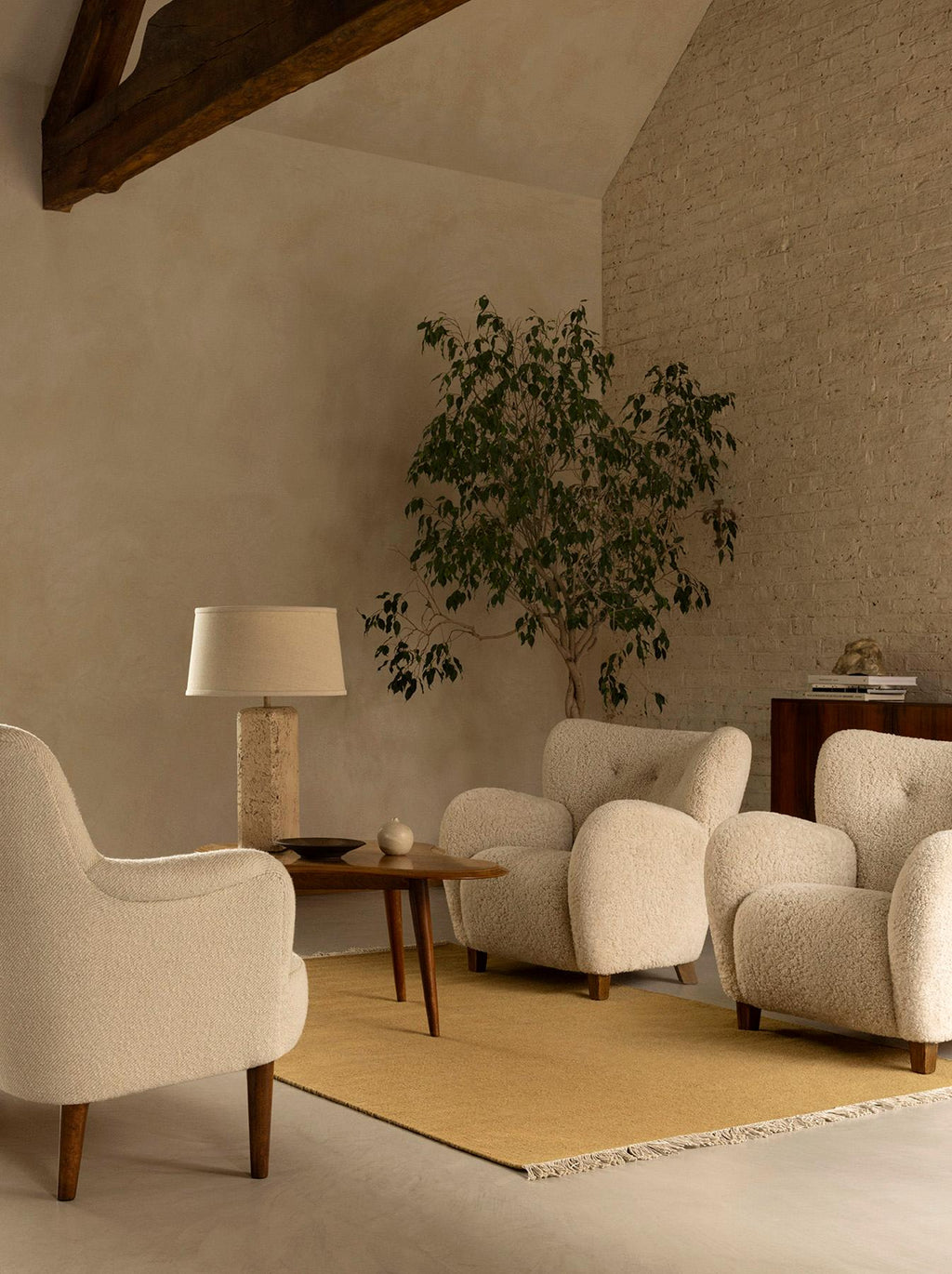 https://a.1stdibscdn.com/pair-of-custom-made-sheepskin-karu-lounge-chairs-for-sale-picture-8/f_67442/f_289367621738078861095/Dagmar_LS_Karu_Moonlight_master.jpg