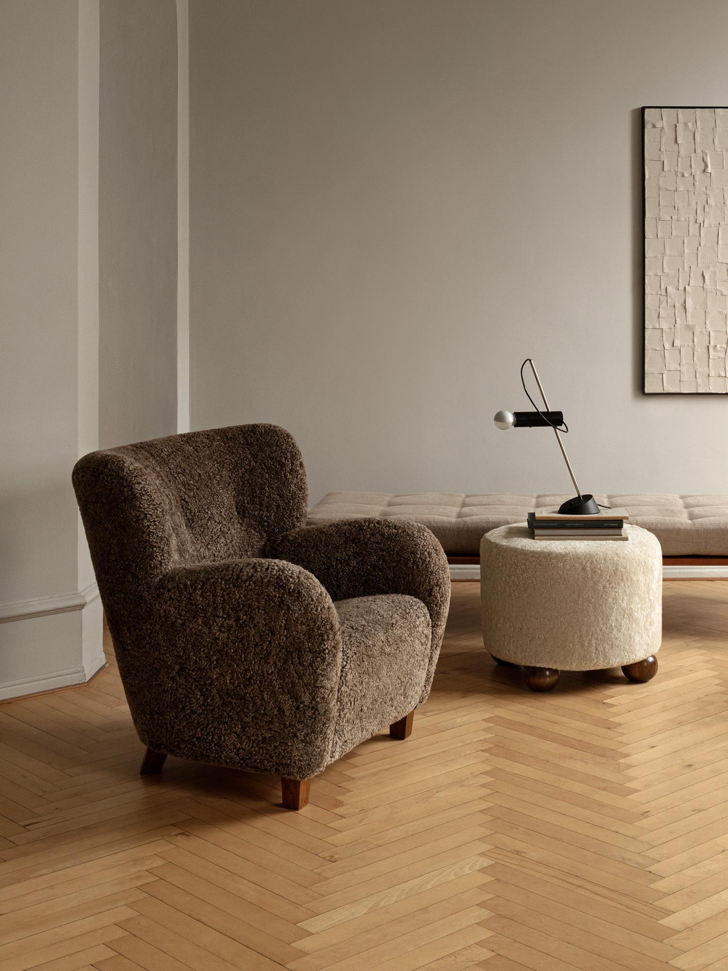 https://a.1stdibscdn.com/pair-of-custom-made-sheepskin-karu-armchairs-for-sale-picture-4/f_13332/f_307300921723717704834/Dagmar_LS_Karu_Sahara_Luupo_master.jpg