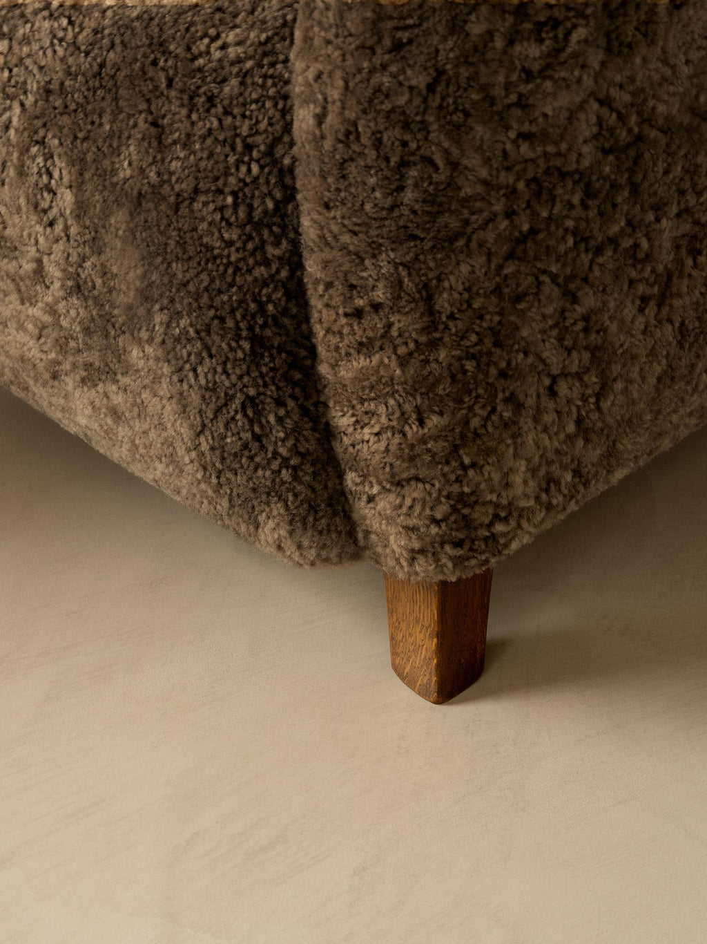 https://a.1stdibscdn.com/sampo-wing-chair-in-sheepskin-by-dagmar-for-sale-picture-4/f_13332/f_259762721724319745750/Dagmar_LS_Sampo_Sahara_Detail_master.jpg
