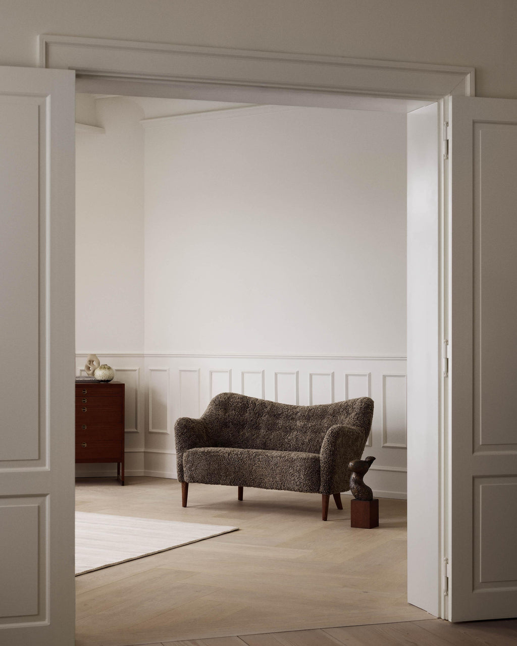 https://a.1stdibscdn.com/sheepskin-sofa-by-alfred-christensen-c1950s-for-sale-picture-4/f_13332/f_448865121746459454286/Dagmar_London_06_AS_0272_lowres_master.jpg