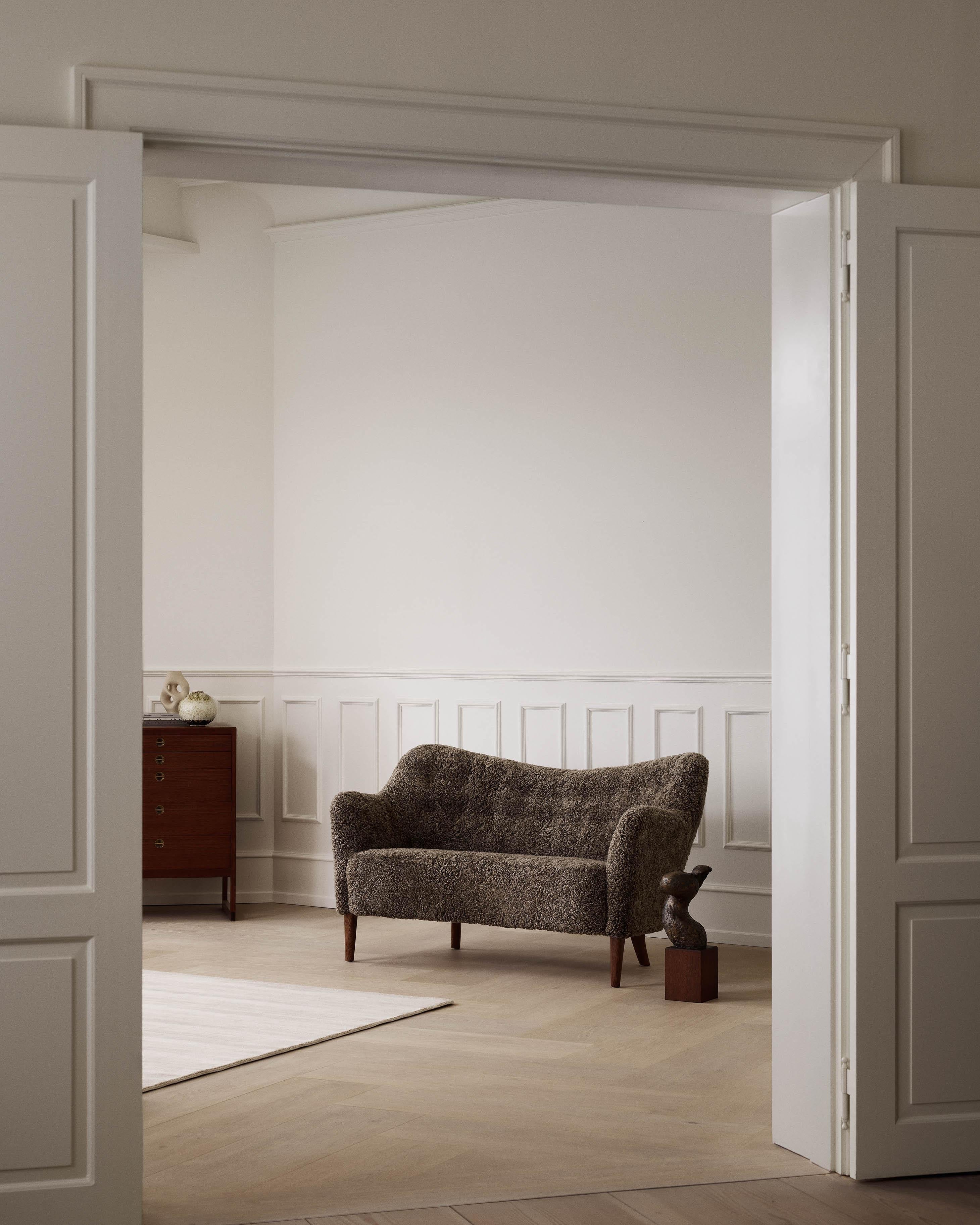 https://a.1stdibscdn.com/sheepskin-sofa-by-alfred-christensen-c1950s-for-sale-picture-4/f_13332/f_448865121746459454286/Dagmar_London_06_AS_0272_lowres_master.jpg