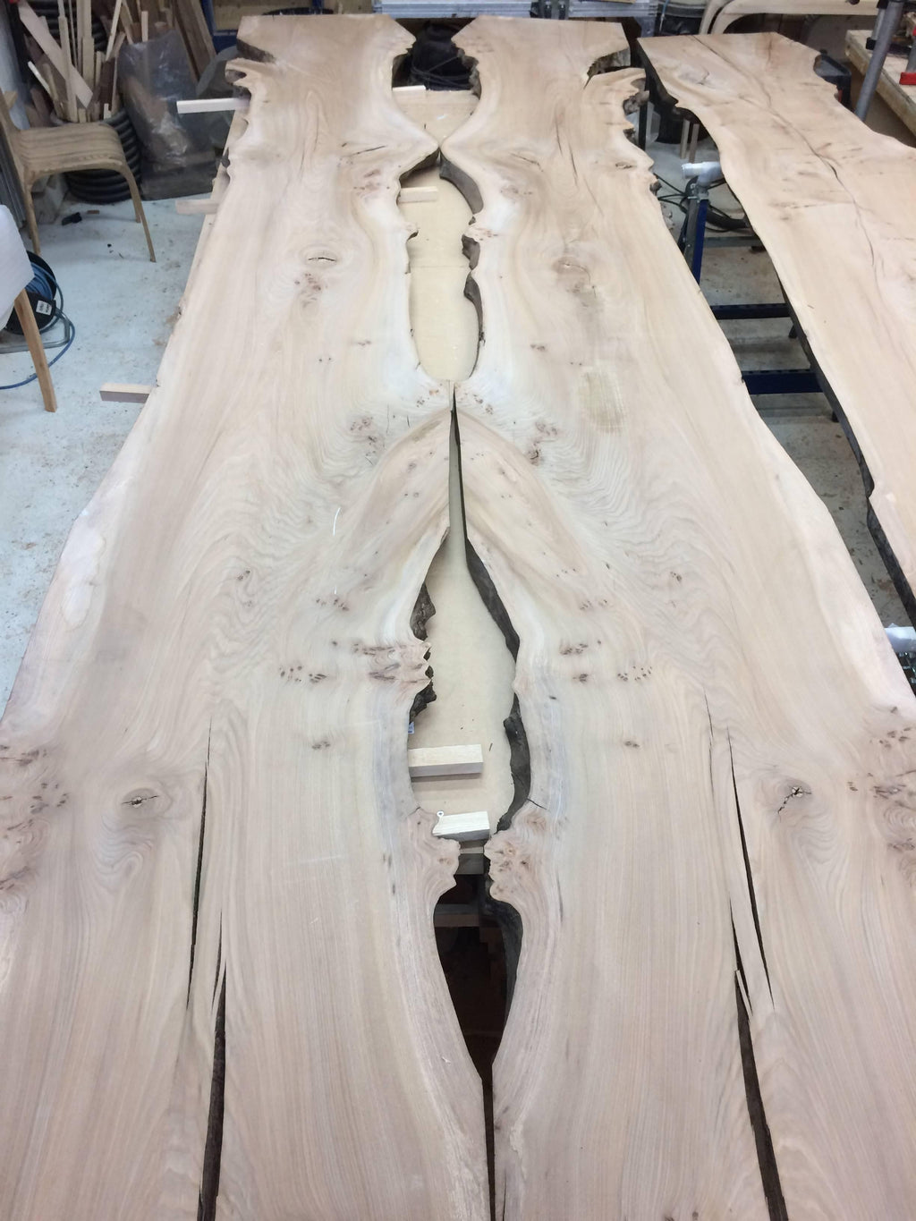 https://a.1stdibscdn.com/english-elm-dining-table-with-bleached-snd-white-oil-finish-by-jonathan-field-for-sale-picture-9/f_28993/f_139411921552062367695/DaraTable_1_5__master.jpg