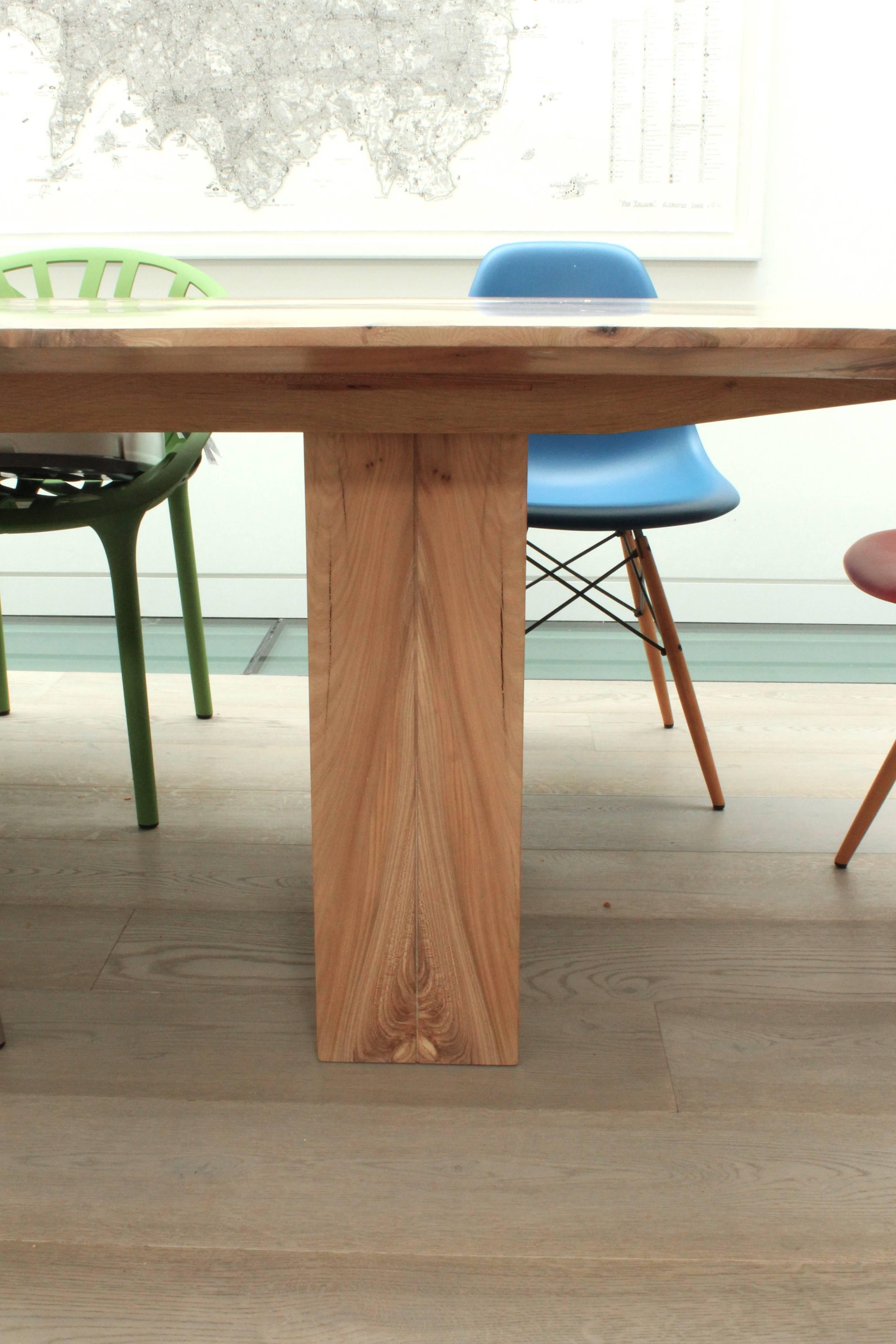 https://a.1stdibscdn.com/english-elm-dining-table-with-bleached-snd-white-oil-finish-by-jonathan-field-for-sale-picture-5/f_28993/f_139411921552062365904/DarasTable_1_master.jpg