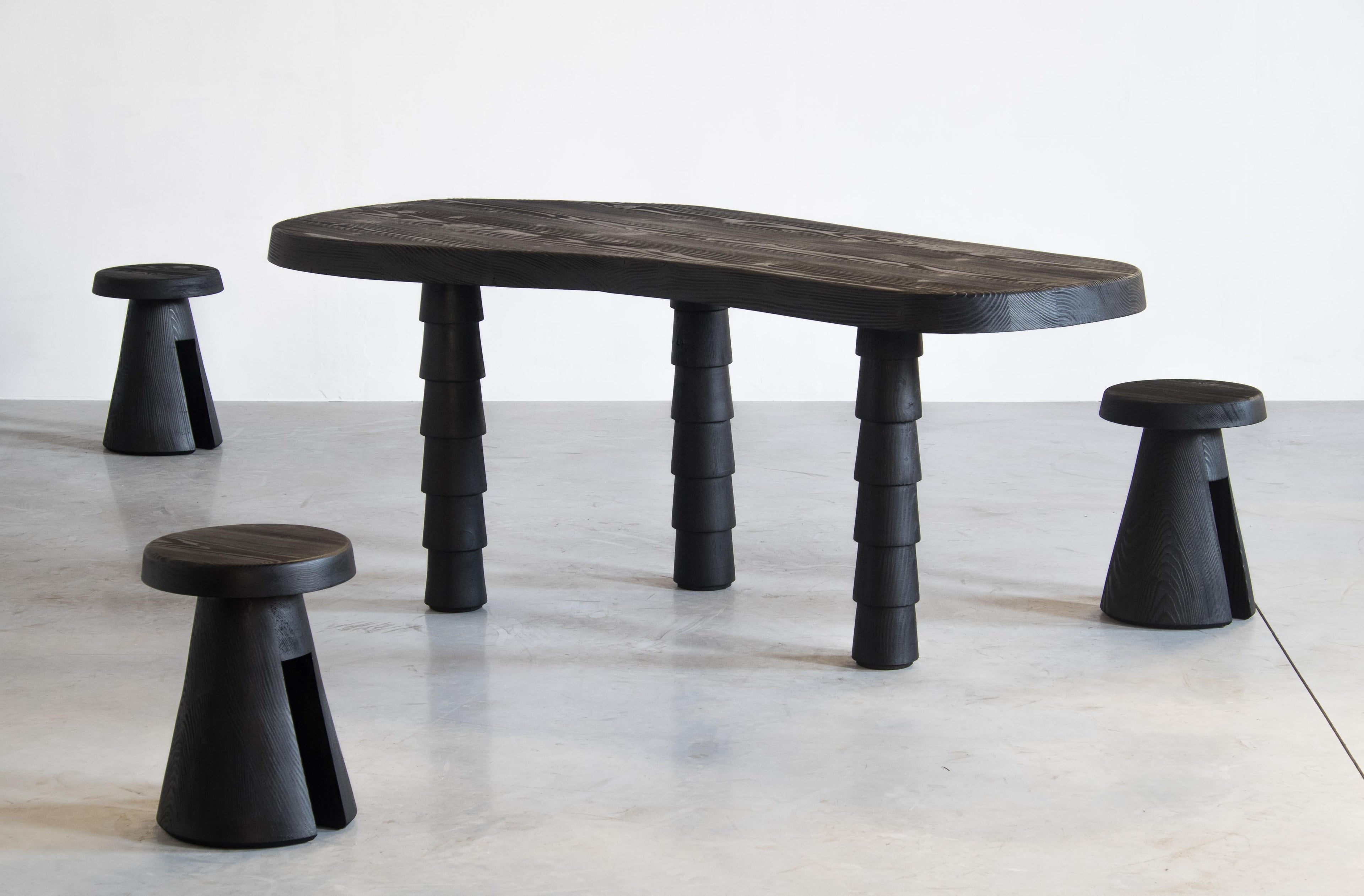https://a.1stdibscdn.com/black-data-table-three-legged-in-oregon-by-atelier-thomas-serruys-for-sale-picture-3/f_12192/f_334050021679404155482/Data_table_ebonized_1_van_1_2_master.jpg