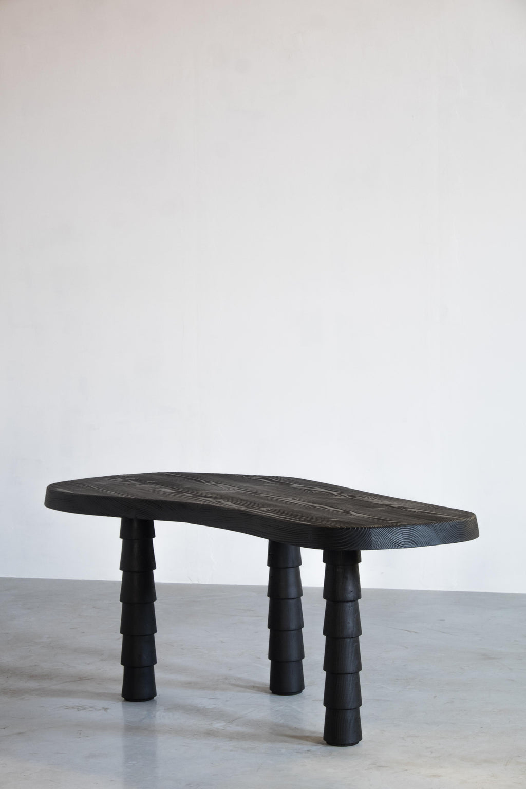 https://a.1stdibscdn.com/black-data-table-three-legged-in-oregon-by-atelier-thomas-serruys-for-sale-picture-4/f_12192/f_334050021679404156510/Data_table_ebonized_1_van_1_3_master.jpg