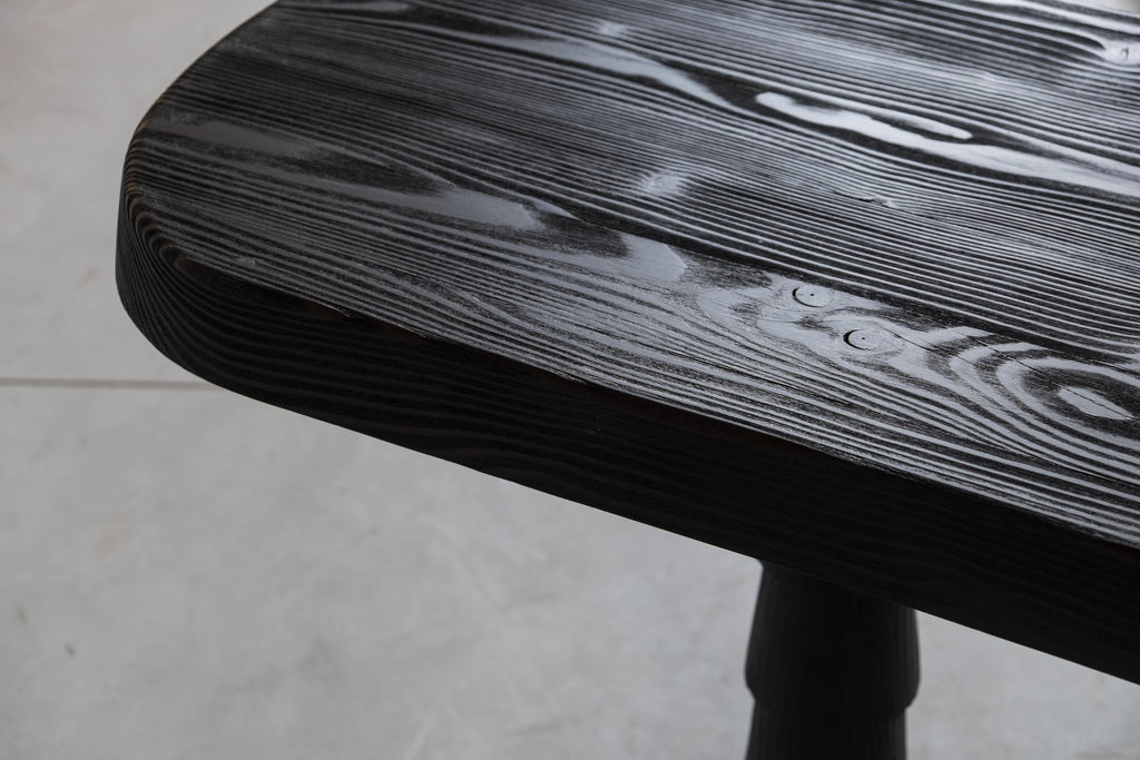 https://a.1stdibscdn.com/black-data-table-three-legged-in-oregon-by-atelier-thomas-serruys-for-sale-picture-7/f_12192/f_334050021679404159721/Data_table_ebonized_1_van_1_4_master.jpg