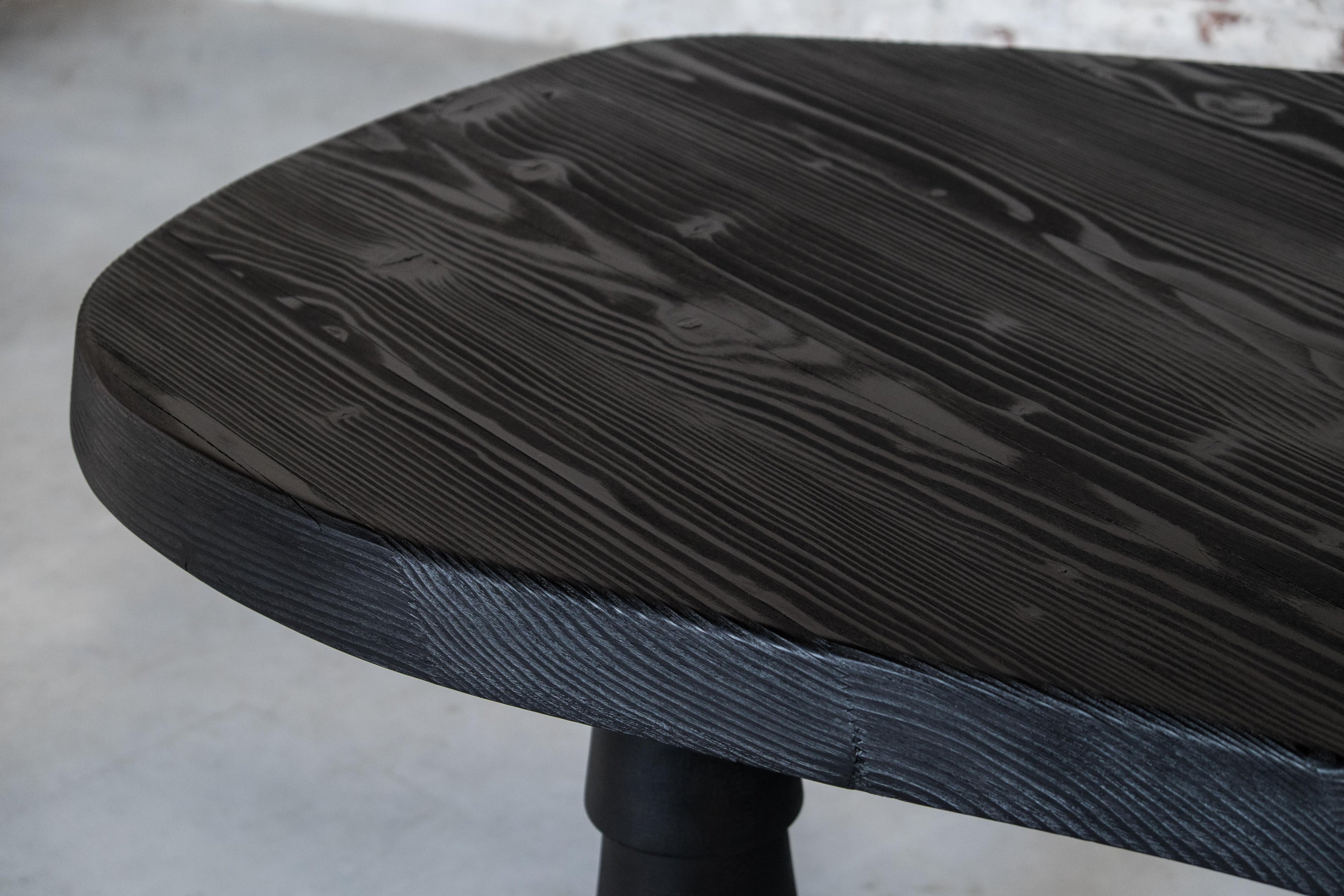 https://a.1stdibscdn.com/black-data-table-three-legged-in-oregon-by-atelier-thomas-serruys-for-sale-picture-5/f_12192/f_334050021679404157529/Data_table_ebonized_1_van_1_5_master.jpg