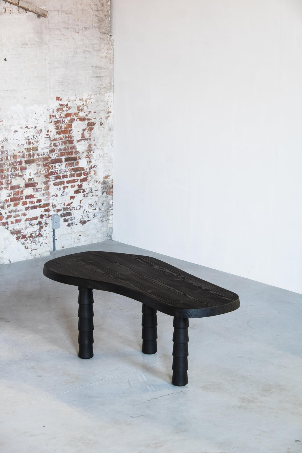 https://a.1stdibscdn.com/black-data-table-three-legged-in-oregon-by-atelier-thomas-serruys-for-sale-picture-2/f_12192/f_334050021679404154913/Data_table_ebonized_1_van_1_7_master.jpg