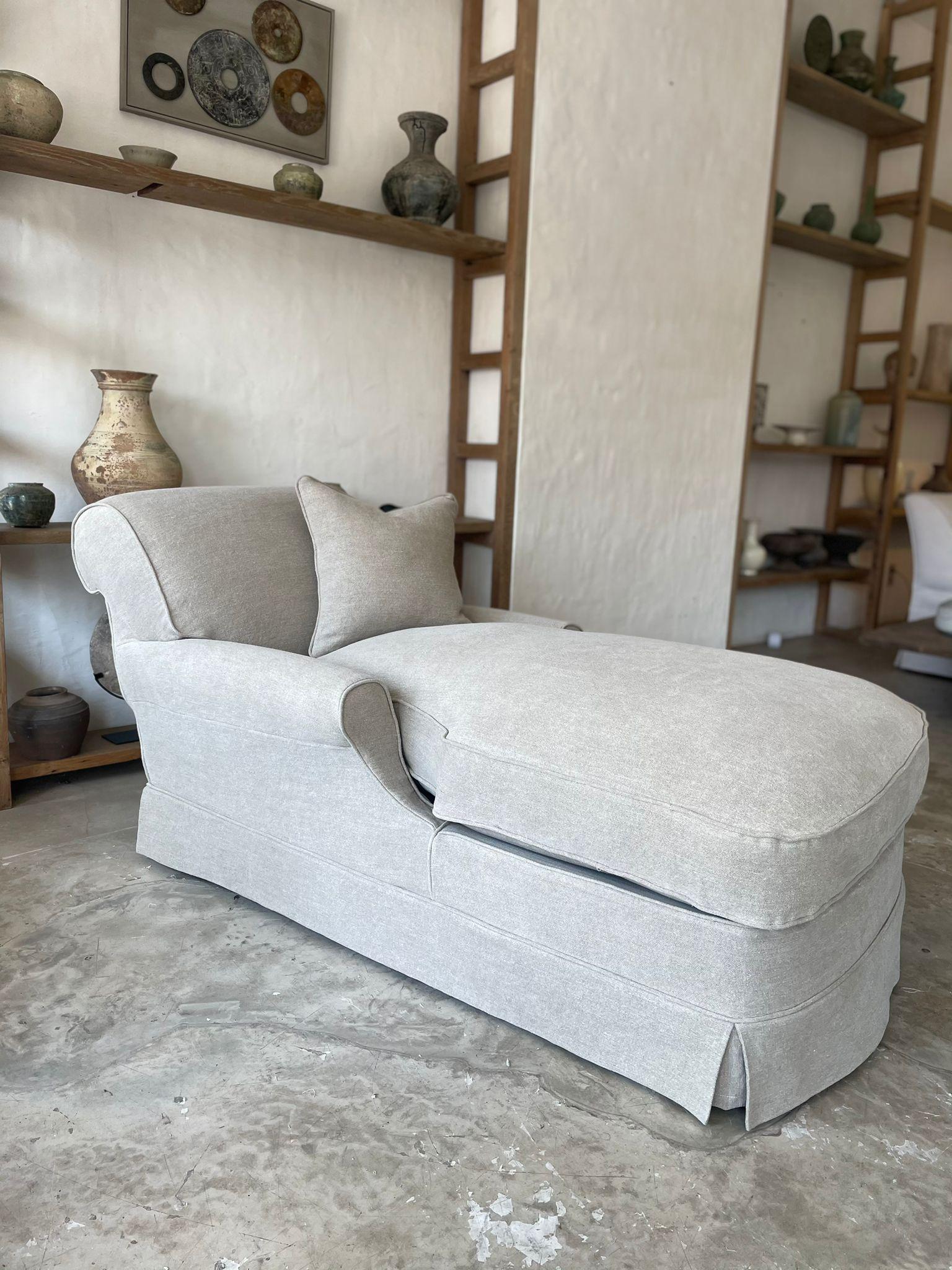 https://a.1stdibscdn.com/bespoke-handmade-belgian-linen-daybed-for-sale-picture-3/f_25473/f_158022621759144743776/Daybed_Albert_2_Armlehnen_master.jpg