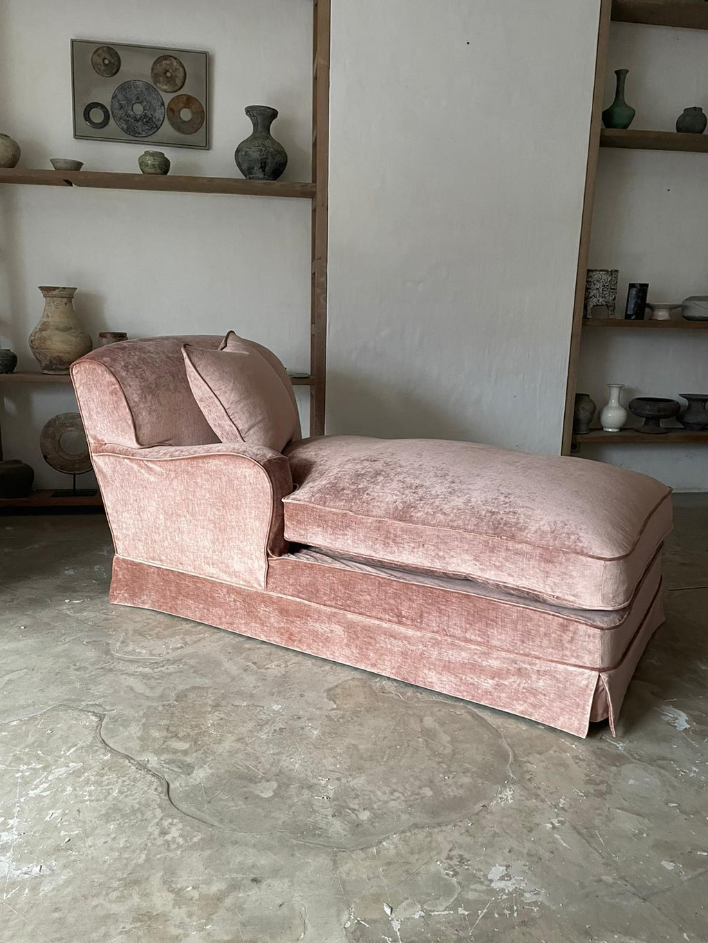 https://a.1stdibscdn.com/bespoke-handmade-belgian-linen-daybed-for-sale-picture-4/f_25473/f_158022621759144830536/Daybed_Rose_Samt_master.jpg