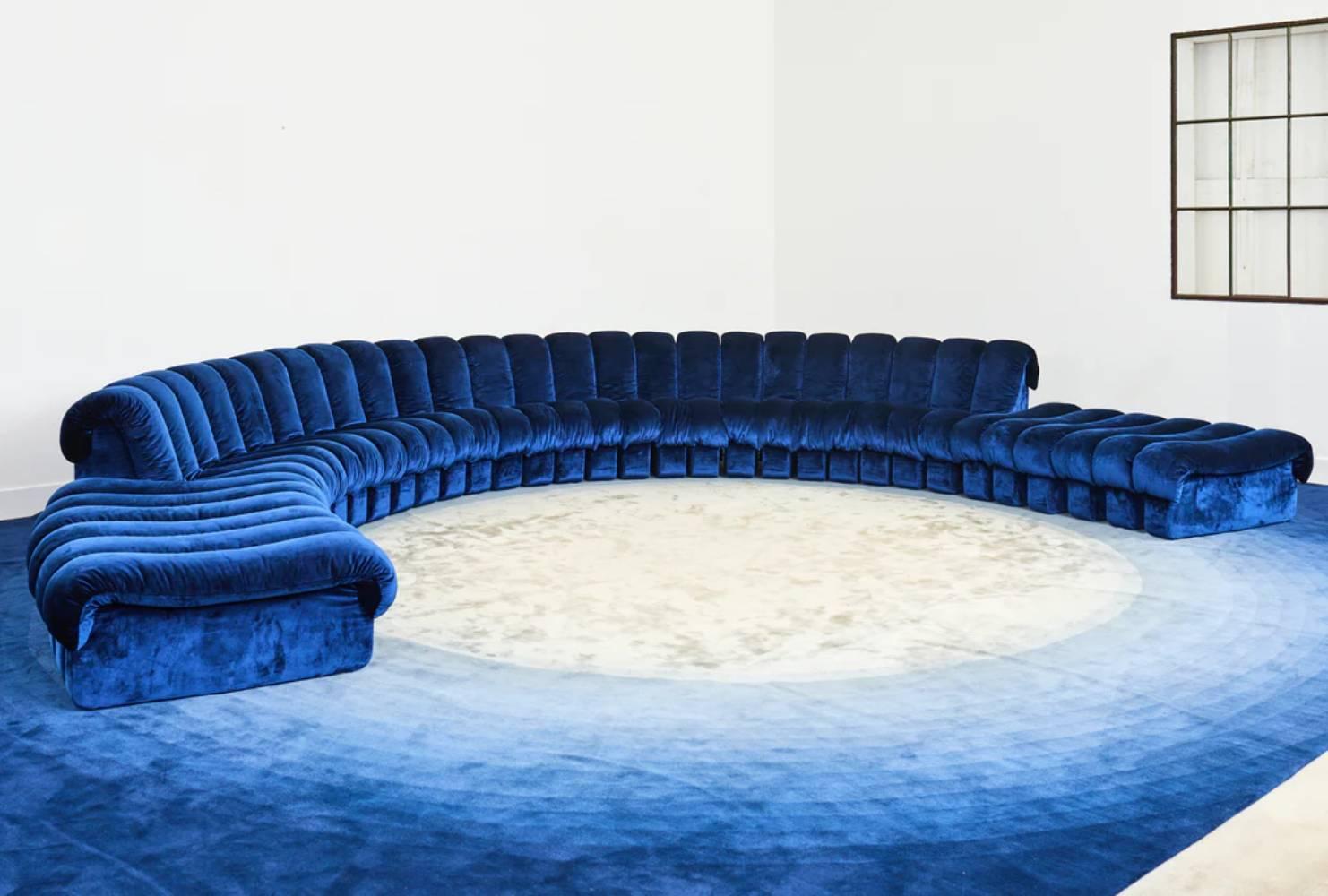 https://a.1stdibscdn.com/de-sede-ds-600-non-stop-modular-sofa-in-blue-with-adjustable-elements-for-sale-picture-12/f_16392/f_324475221769086347175/DeSede_Sofa_30_1024x_master.jpg