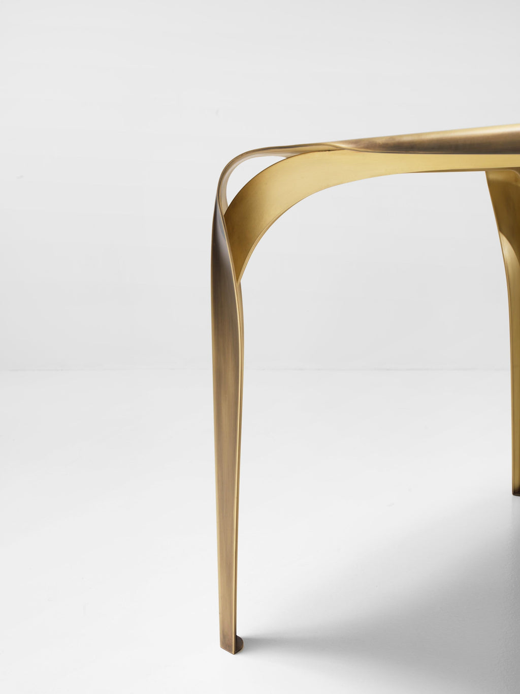 https://a.1stdibscdn.com/convivium-table-by-de-castelli-for-sale-picture-4/f_12192/f_405868721720716863504/De_Castelli_Convivium_Design_Nikita_Bettoni_PH_Alberto_Parise_2_master.jpg