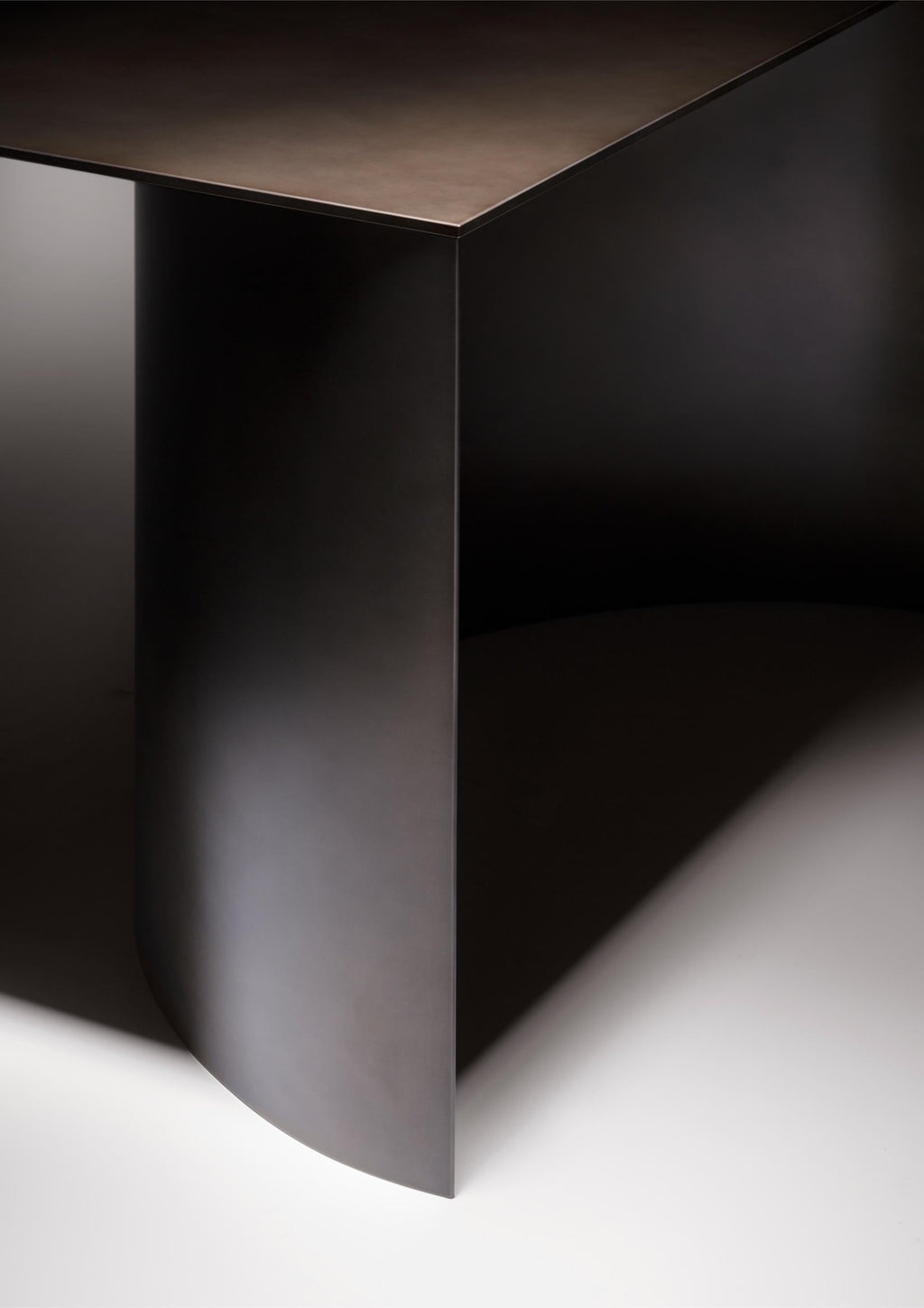 https://a.1stdibscdn.com/plateaux-of-mirror-table-by-de-castelli-for-sale-picture-4/f_12192/f_406020021720803609561/De_Castelli_Plateaux_of_mirror_Design_Elisa_Ossino_Ph_Alberto_Parise_3_master.jpg