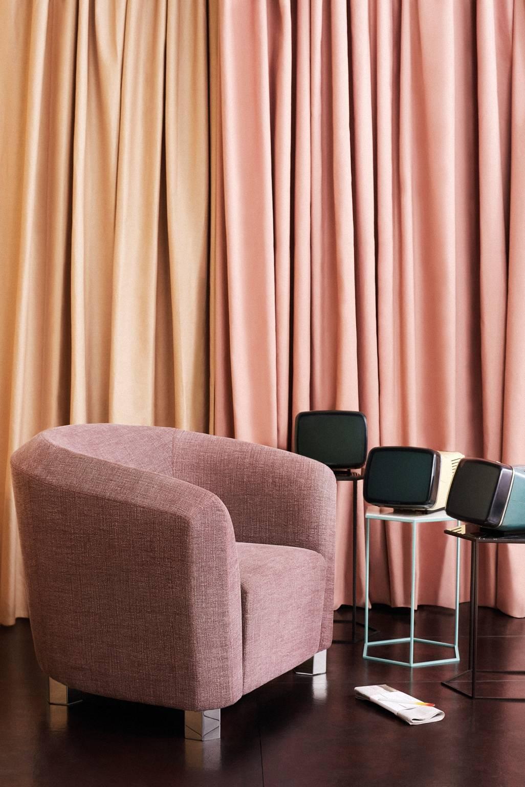 https://a.1stdibscdn.com/deco-futura-armchair-with-steel-frame-and-fiber-by-moroso-for-diesel-for-sale-picture-5/archivesE/upload/f_16392/f_98834011518795676639/Deco_Futura_Armchair_Steel_Frame_Fiber_Moroso_Diesel_6_master.jpg