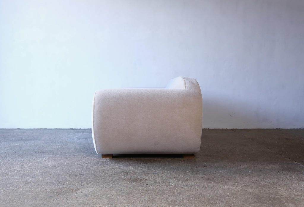 https://a.1stdibscdn.com/elegant-sofa-upholstered-in-pure-alpaca-for-sale-picture-4/f_22593/f_415100221726587232852/Deco_Sofa_Ivory_Alpaca_4_23_11_master.jpg