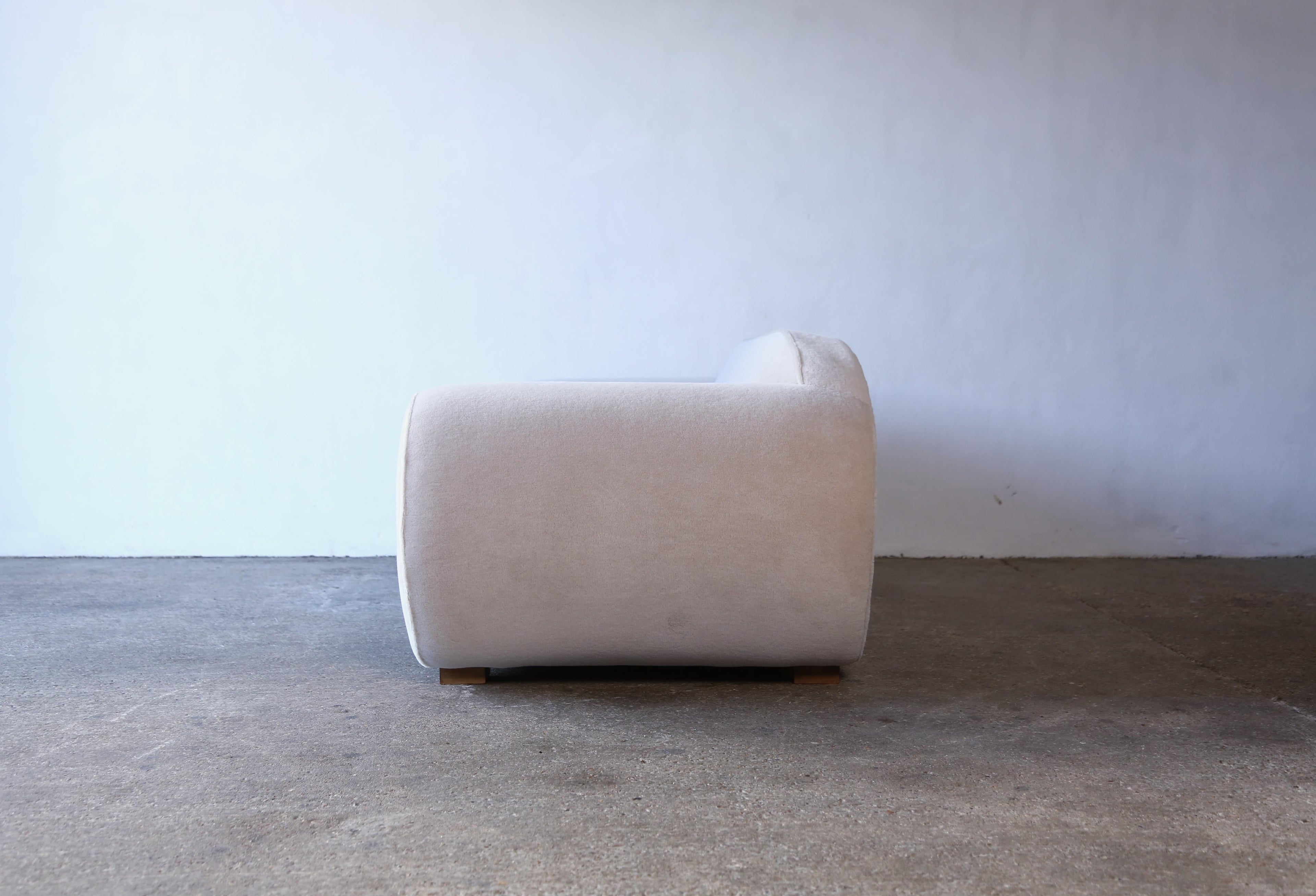 https://a.1stdibscdn.com/elegant-sofa-upholstered-in-pure-alpaca-for-sale-picture-4/f_22593/f_415100221726587232852/Deco_Sofa_Ivory_Alpaca_4_23_11_master.jpg