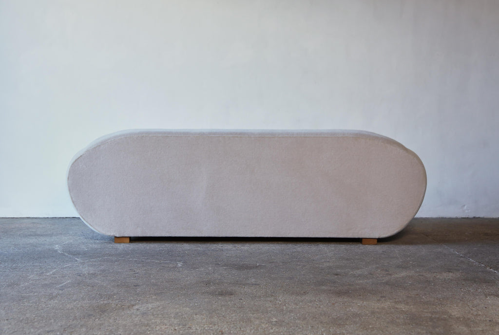 https://a.1stdibscdn.com/elegant-sofa-upholstered-in-pure-alpaca-for-sale-picture-11/f_22593/f_415100221726587239421/Deco_Sofa_Ivory_Alpaca_4_23_12_master.jpg